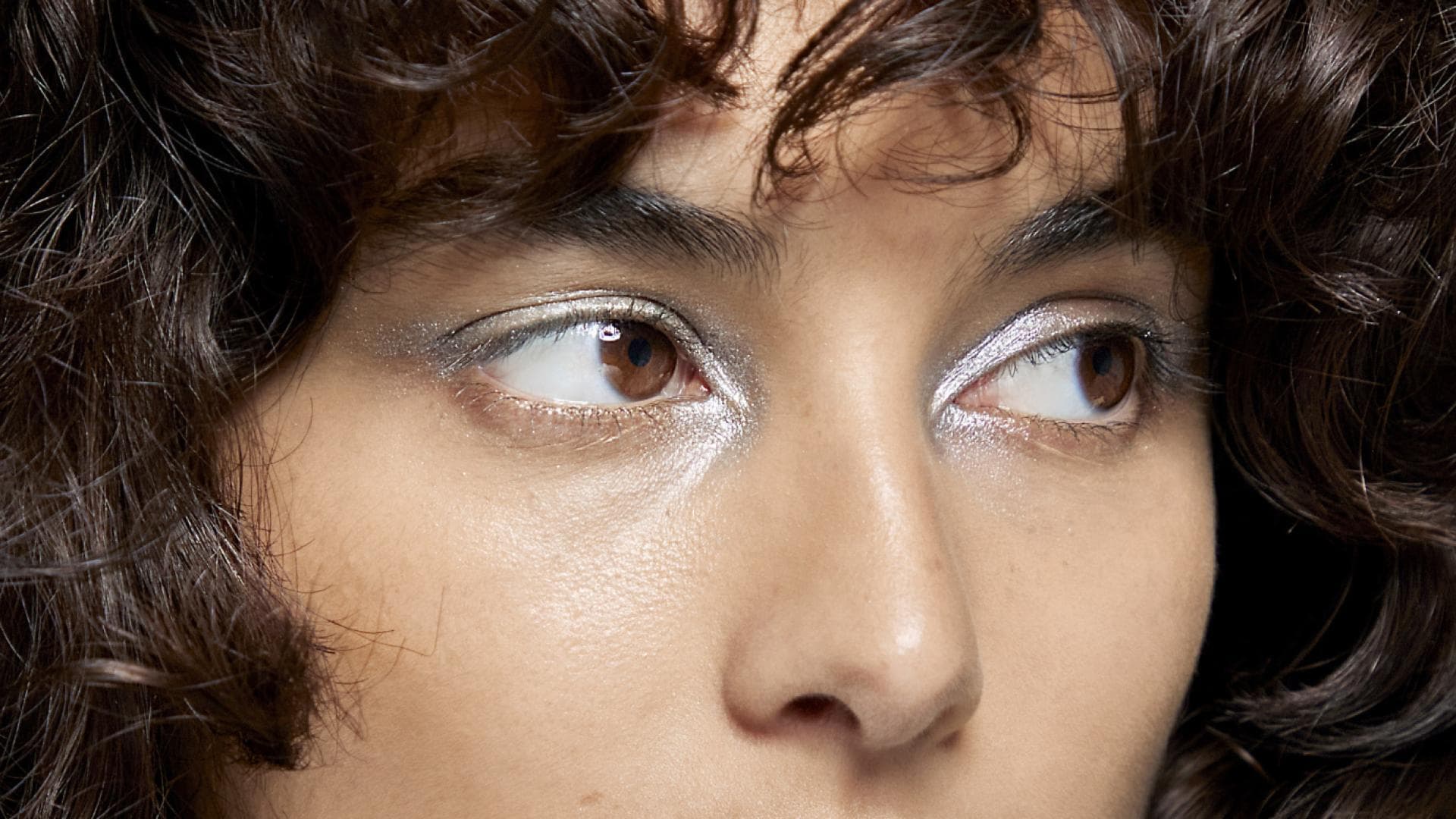 Frau mit silbernem Lidschatten