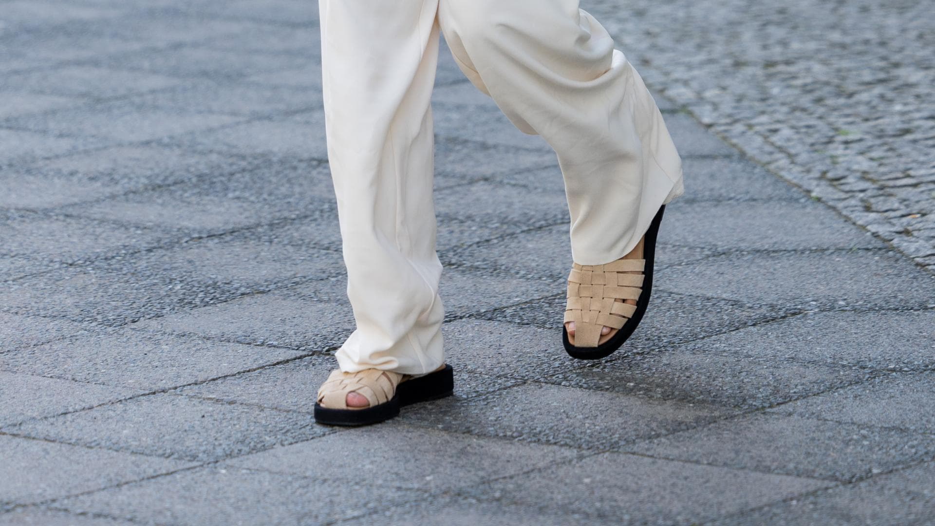 Frau mit beigen Sandalen