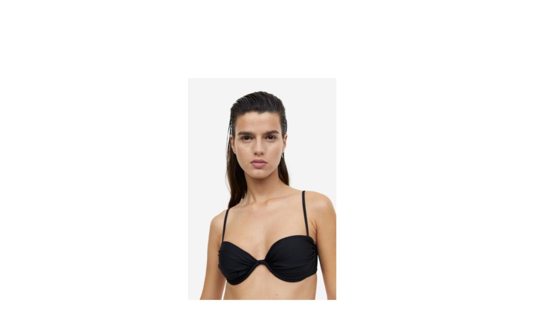 Frau trägt schwarzes Bikini-Oberteil