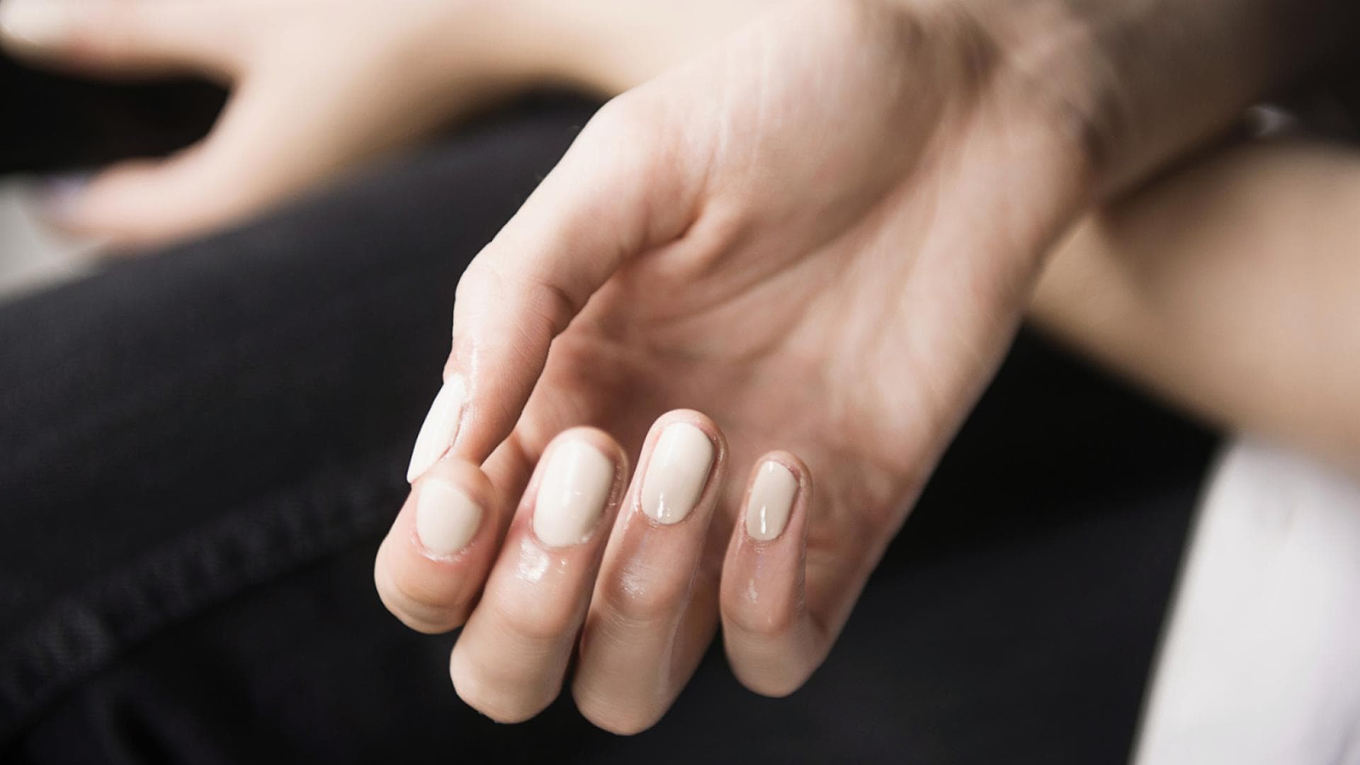 Lackierte Nägel in Weiß