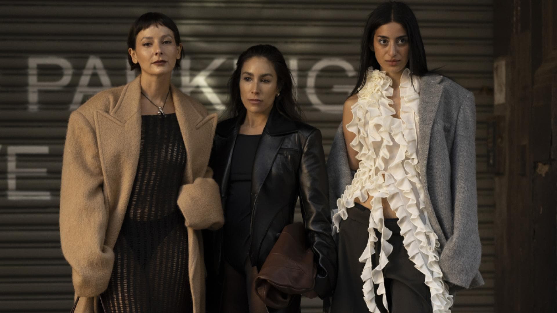 New York Streetstyle drei Frauen stehen vor einer Wand Fashion Week