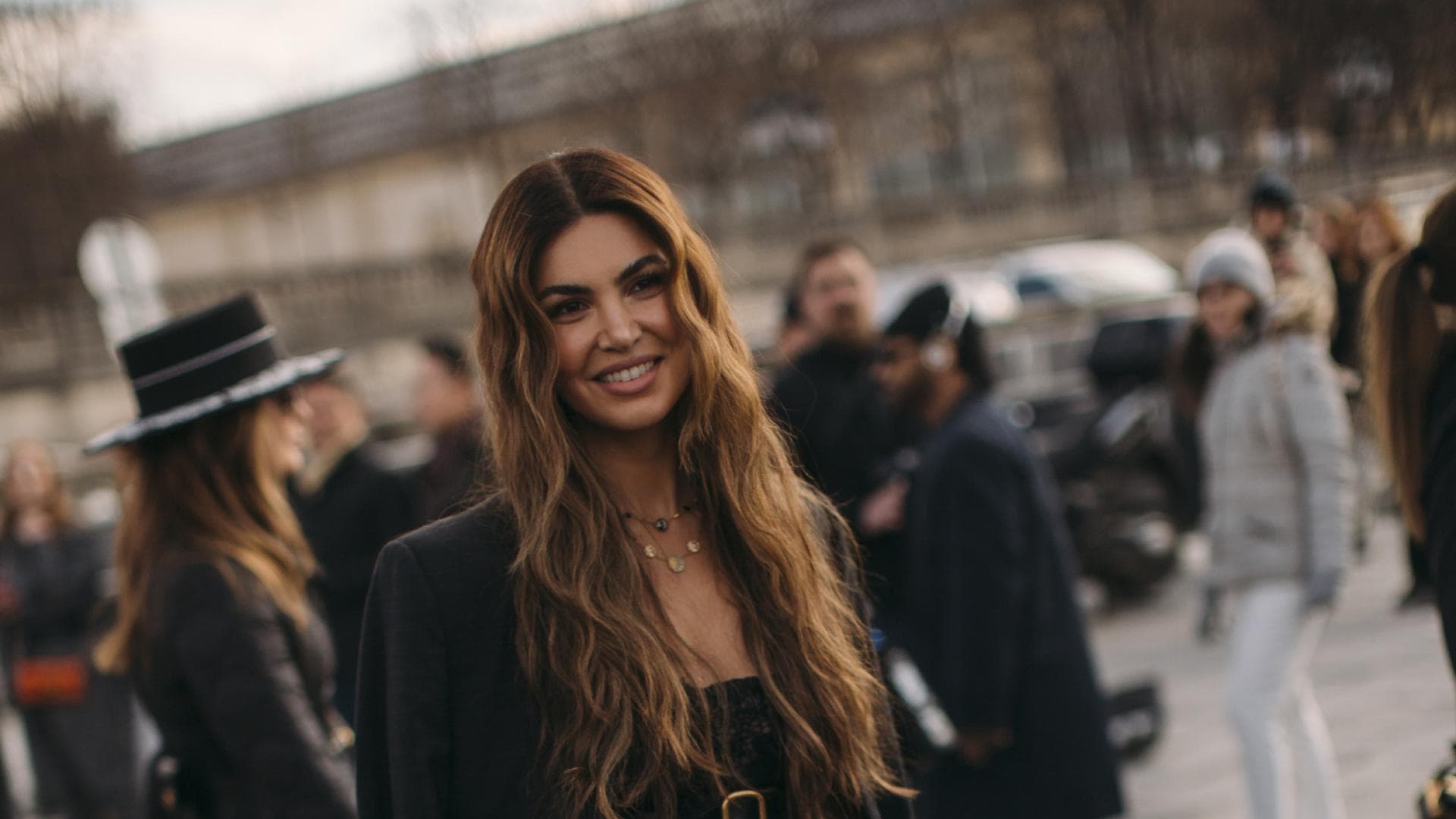 stylische Frau auf pariser Fashion Week