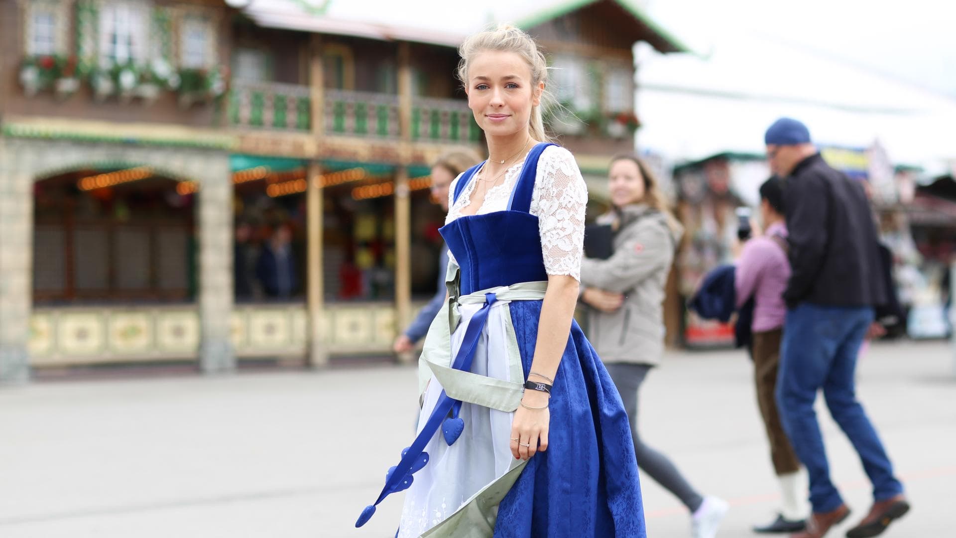 Frau in blauem Dirndl