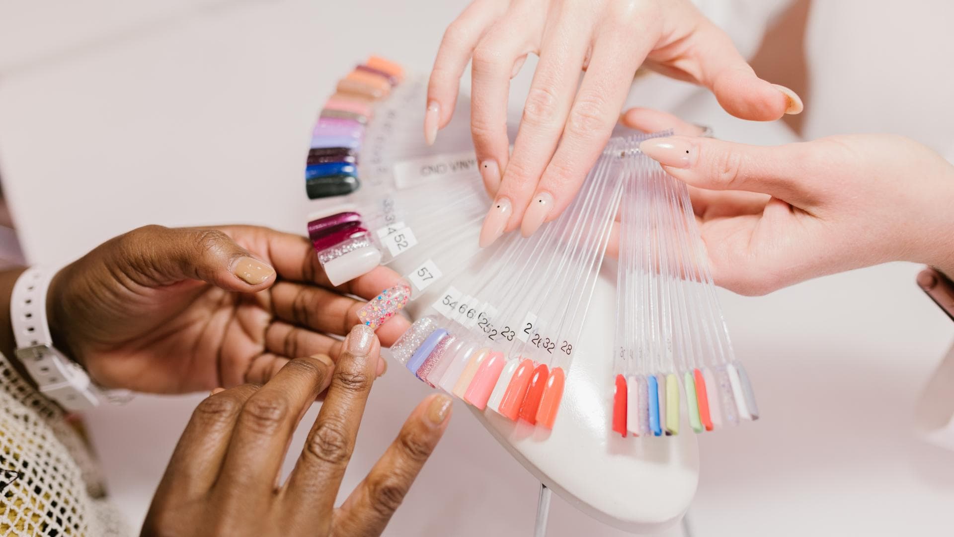 Frau wählt Nagellackfarben aus