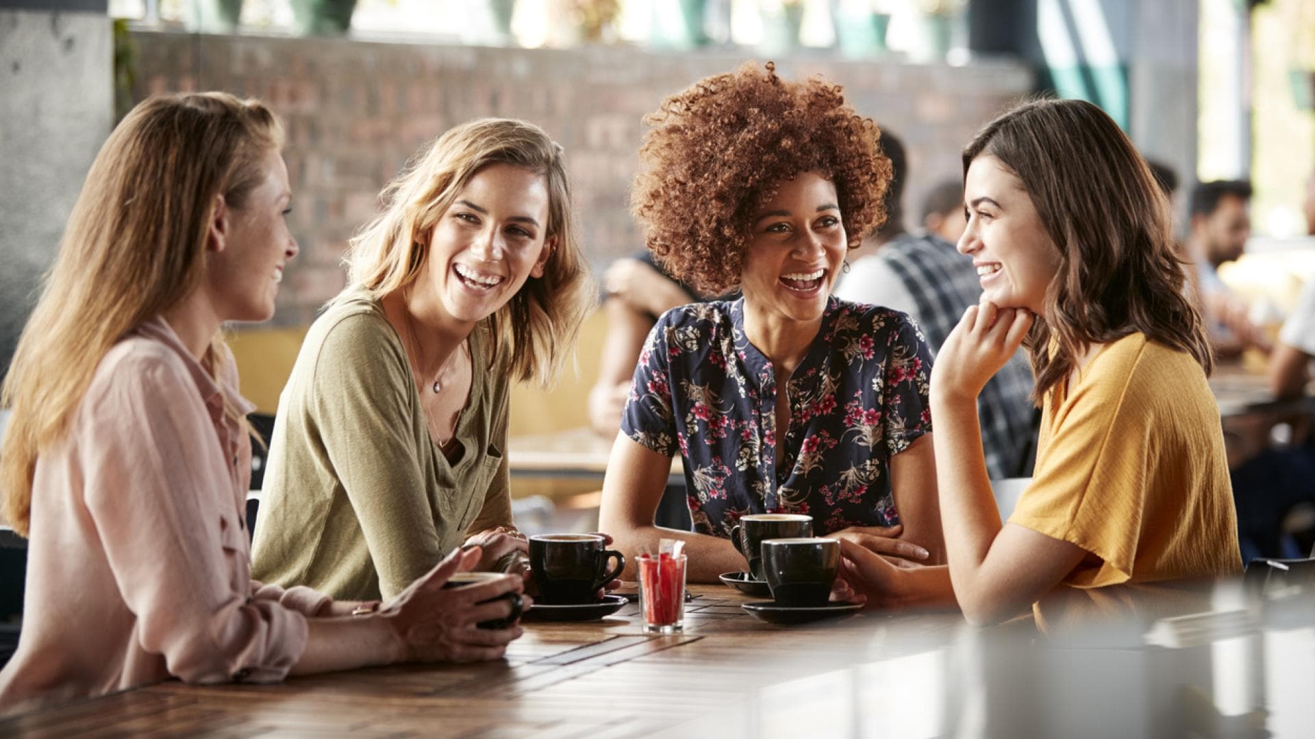 Frauen sitzen am Tisch bei Spieleabend