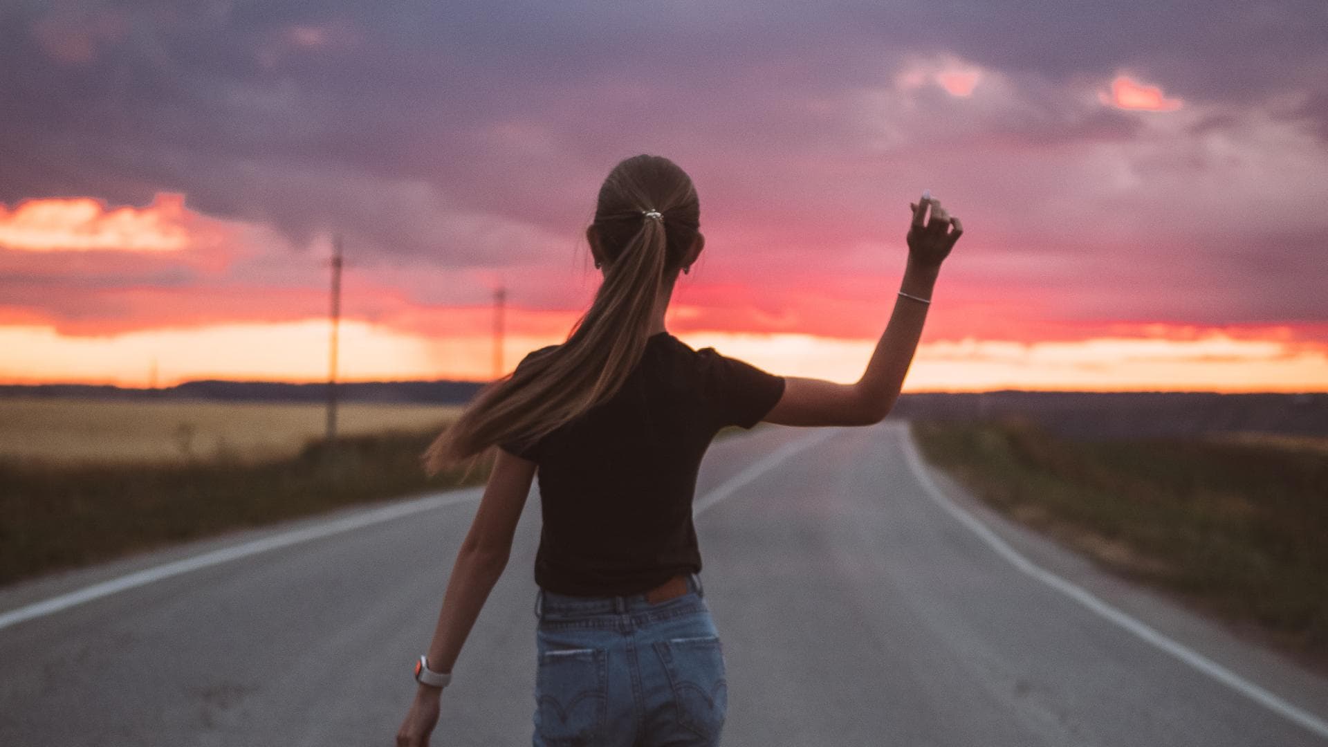 Frau geht auf Straße