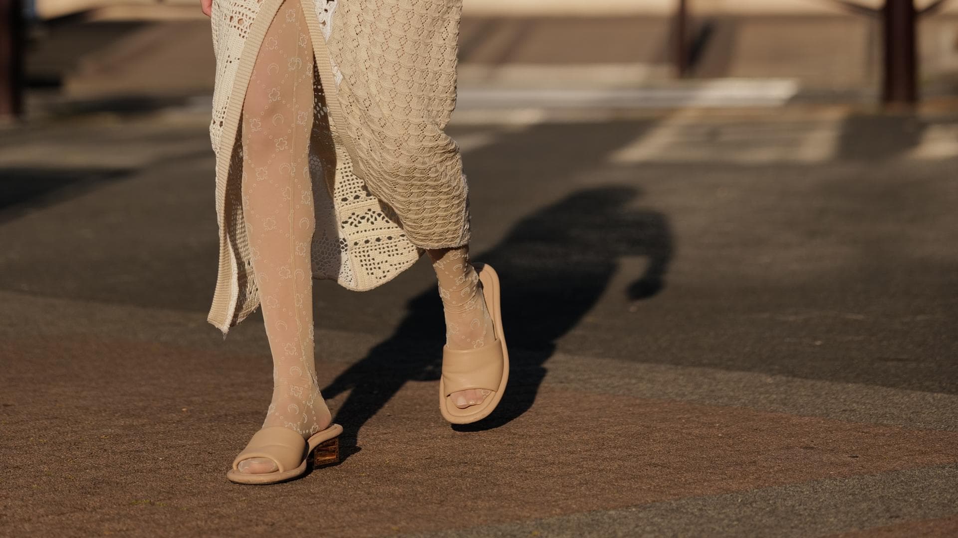 Frau mit hellbrauner Strumpfhose