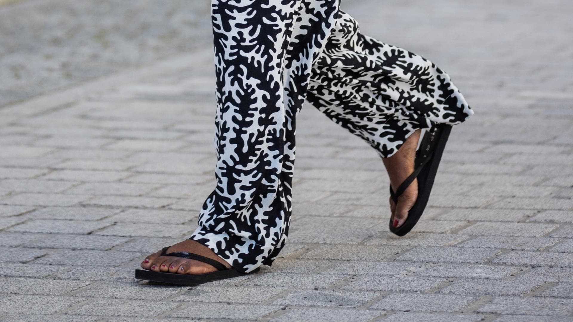 Frau mit schwarzen Flip Flops