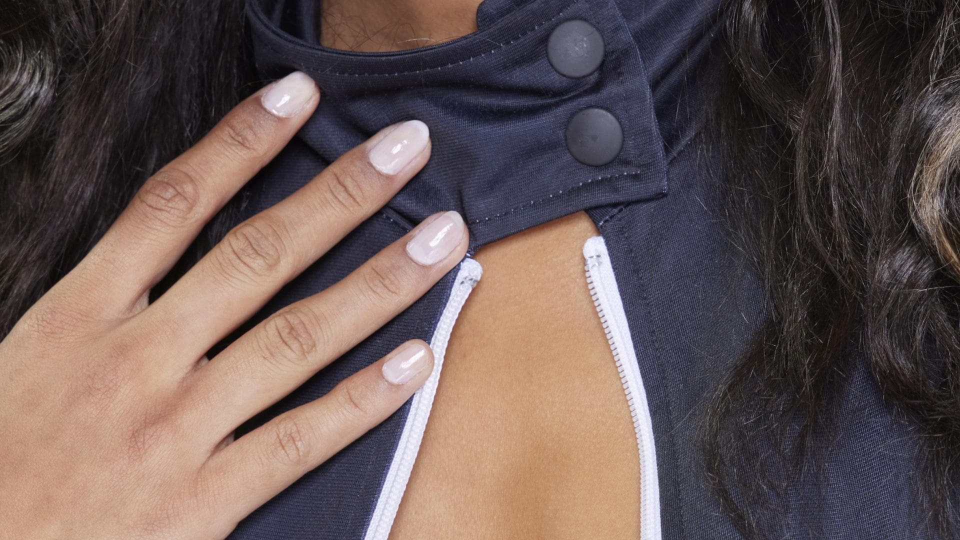 Frau auf Fashion Show von Liberatore trägt goldenen Lidschatten und schlichte Nägel Nagellack Syrup Nails