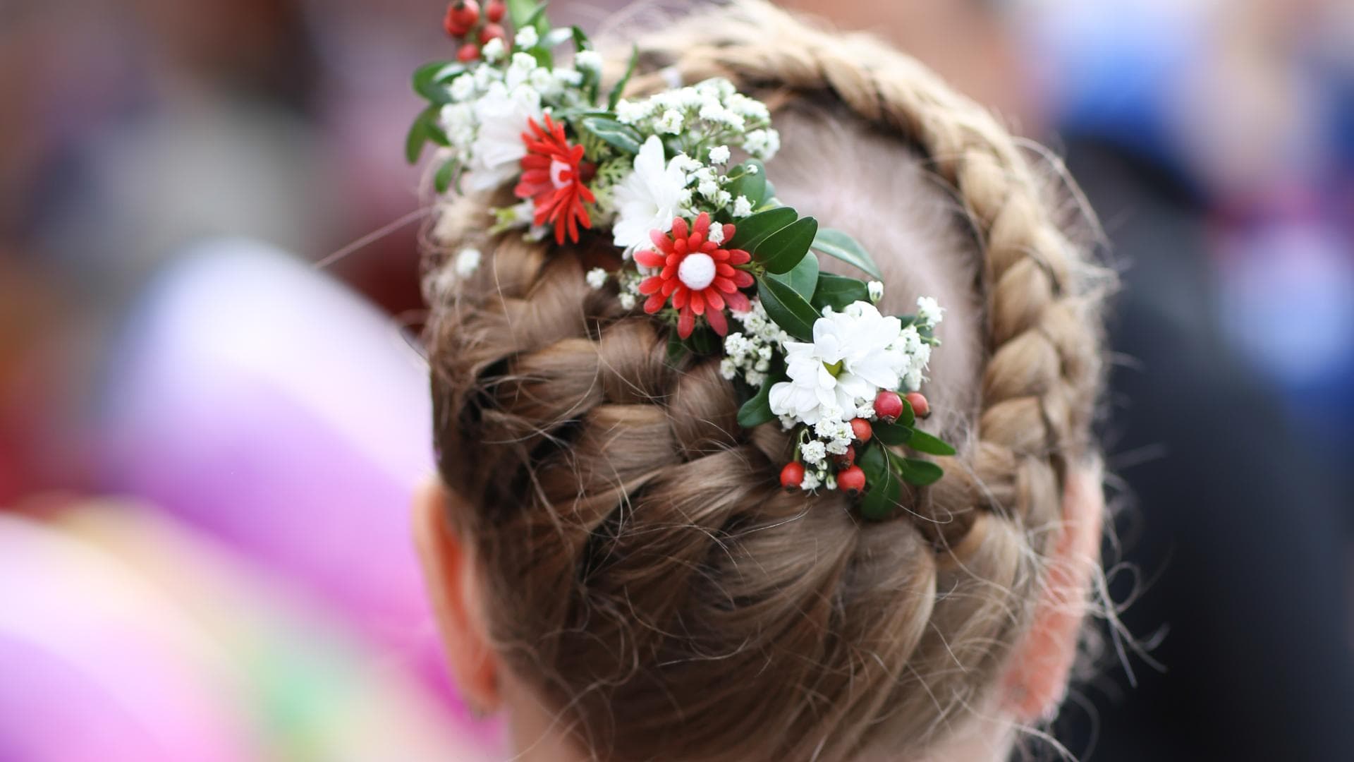 Frau trägt geflochtene Haare mit Blumen Oktoberfest