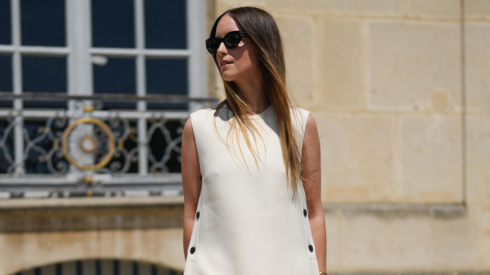 Junge Frau trägt weißes Maxikleid