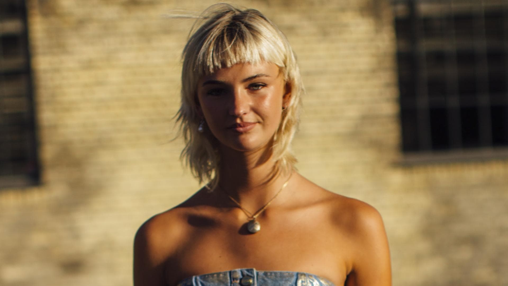 Mia Regan auf Copenhagen Fashion Week trägt metallisches Kleid und rote Boots plus Micro Pony