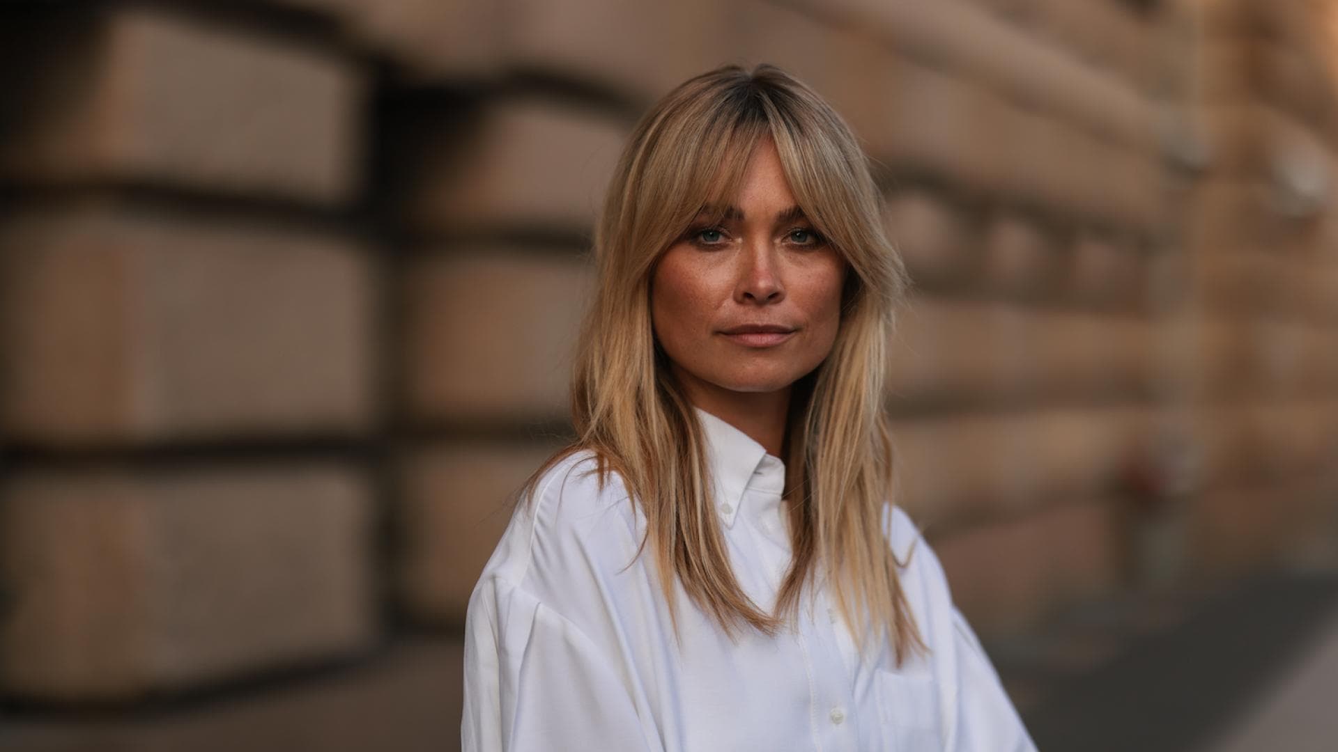 Frau mit blonden Curtain Bangs
