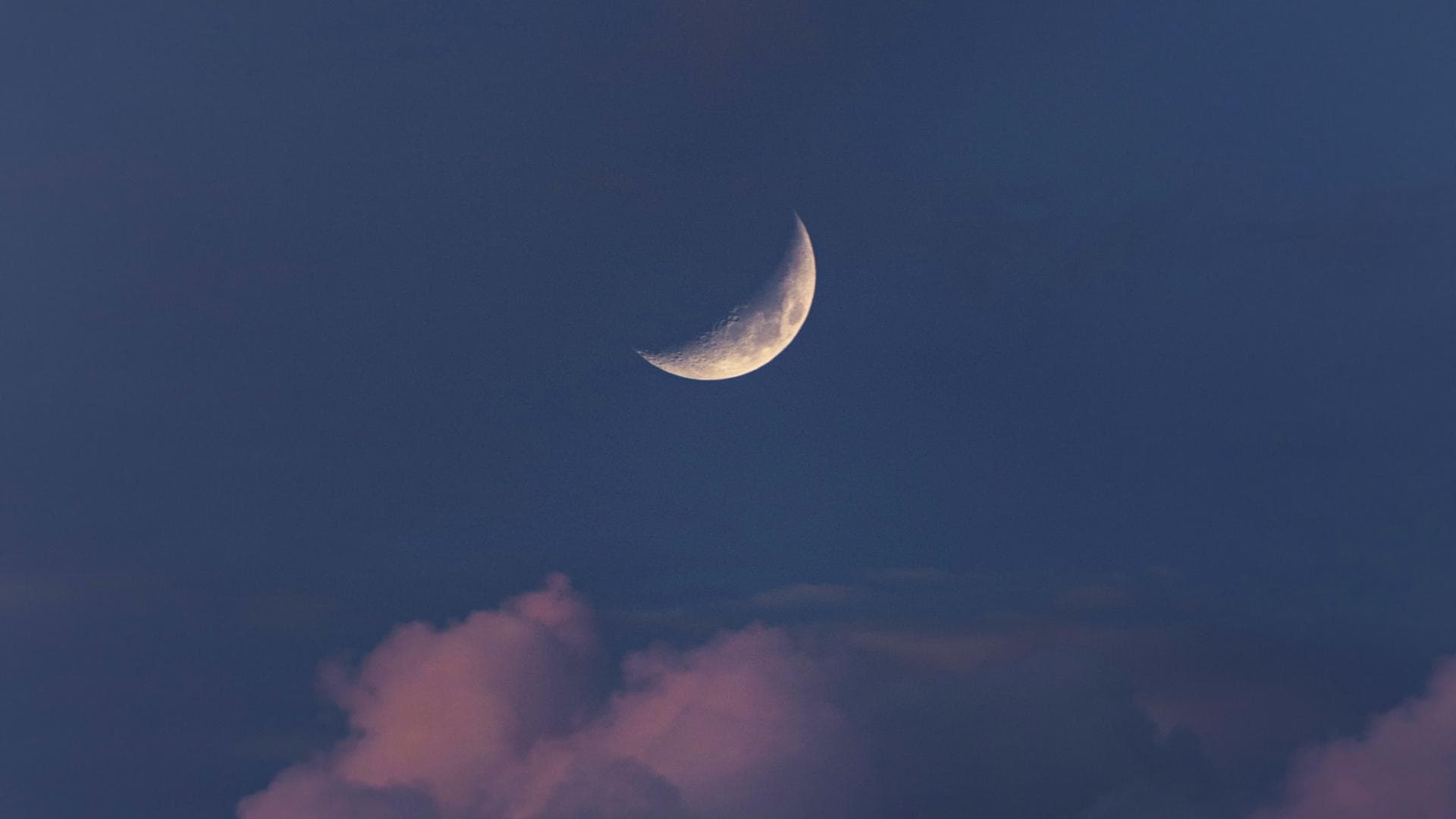 Mond scheint am Himmel