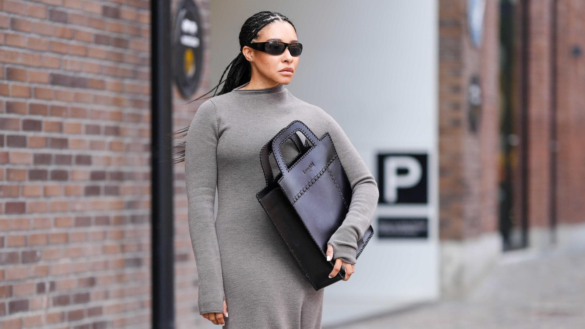 Eine Frau trägt ein Maxi-Kleid