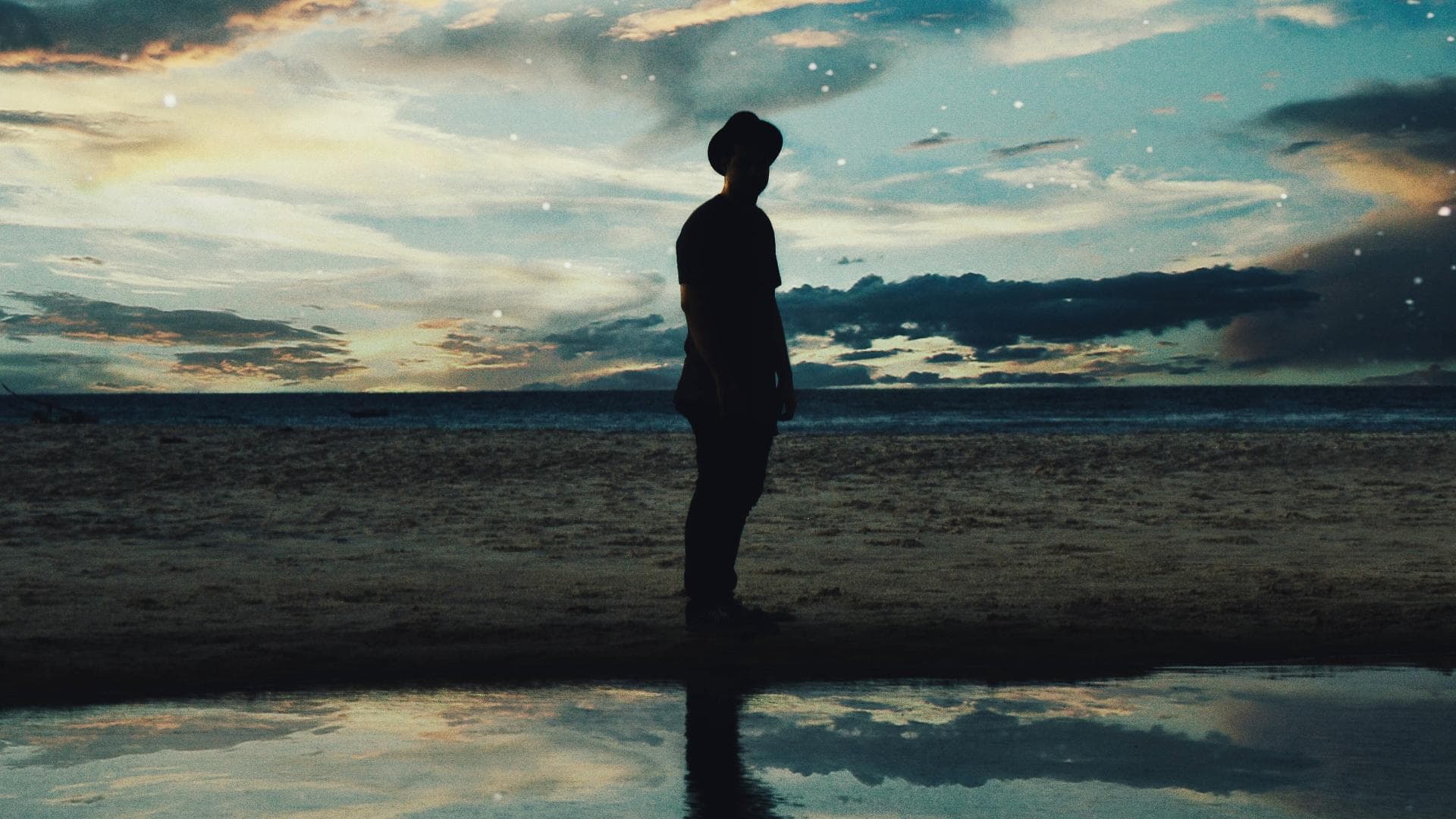 Person steht vor Mond