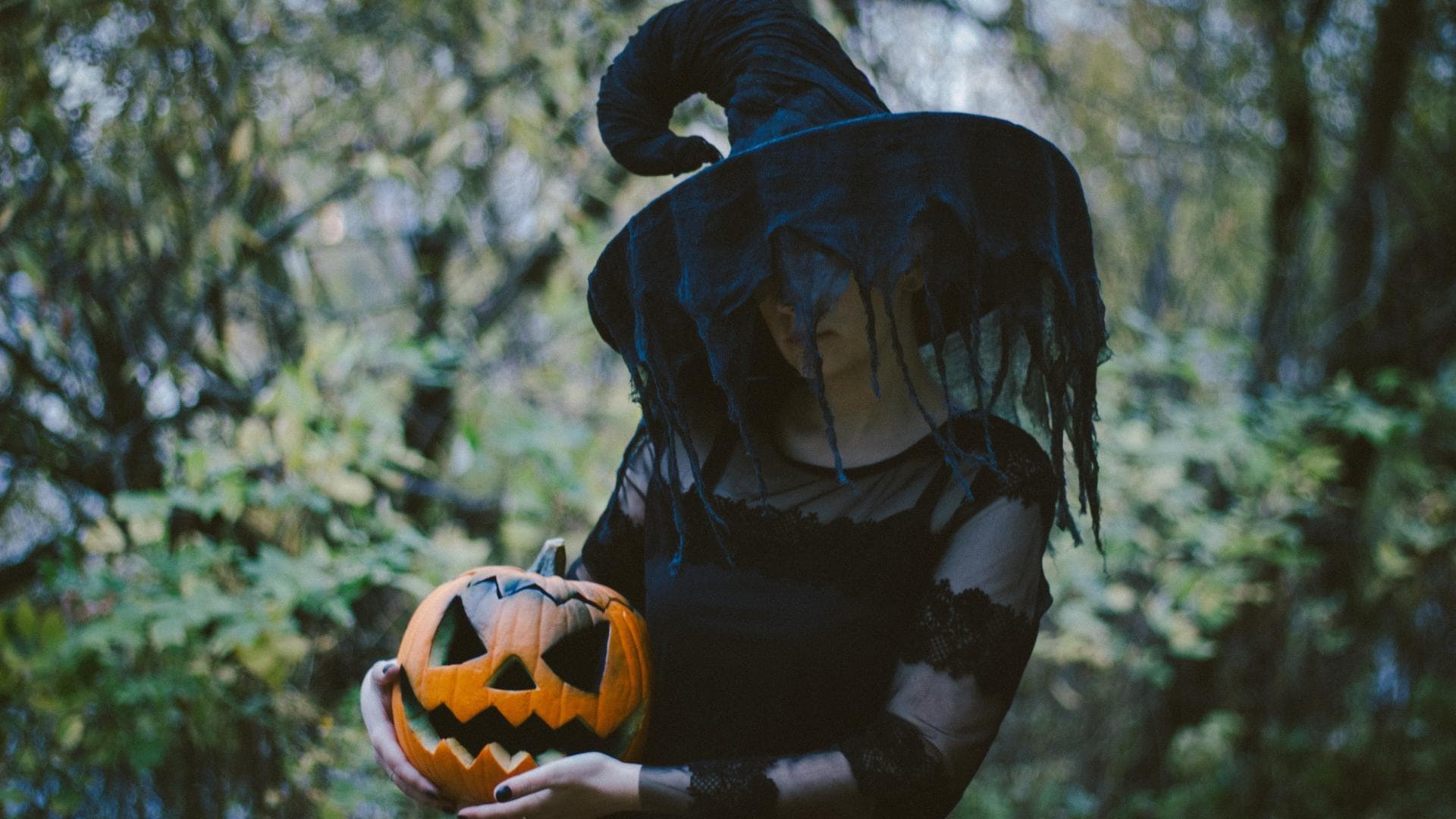 Frau mit Kürbis in der Hand