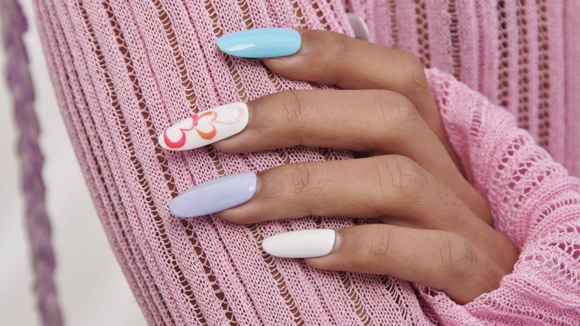 Model trägt Press On Nails auf Fashion Show Rambaldi