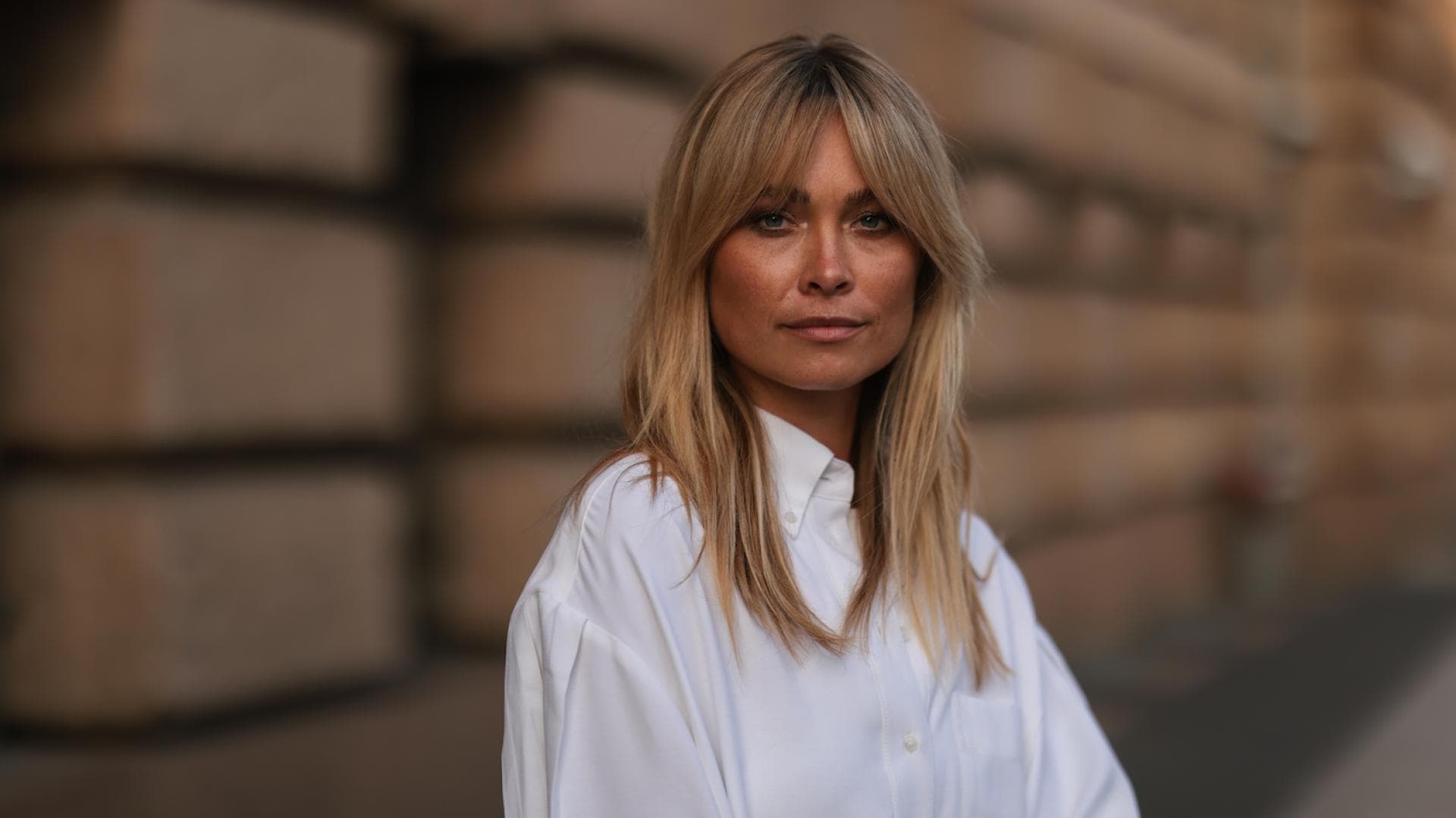 Frau mit blondem Pony