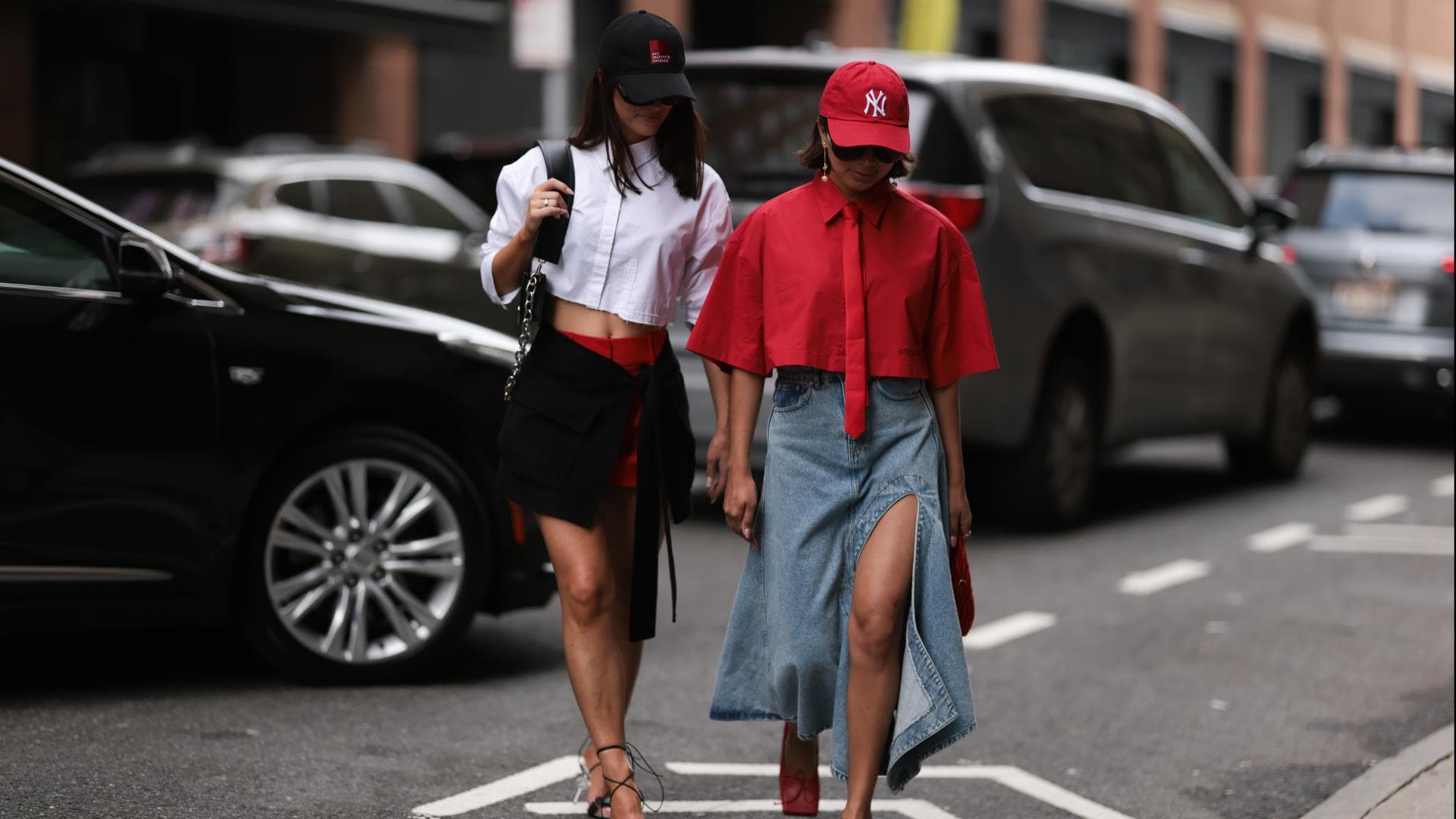 2 Frauen in Roter Kleidung