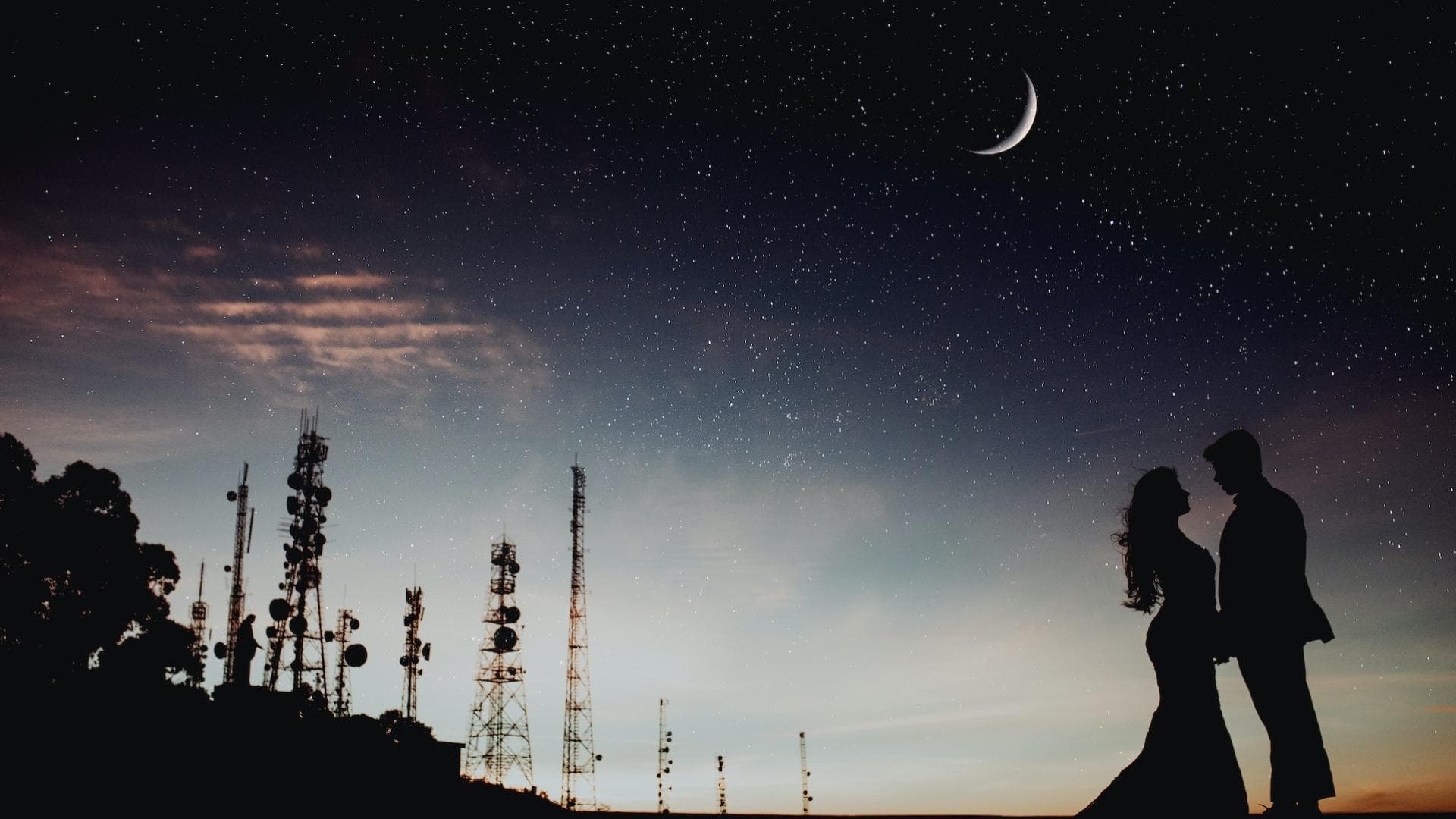 Sternzeichen – verliebtes Paar unterm Sternenhimmel