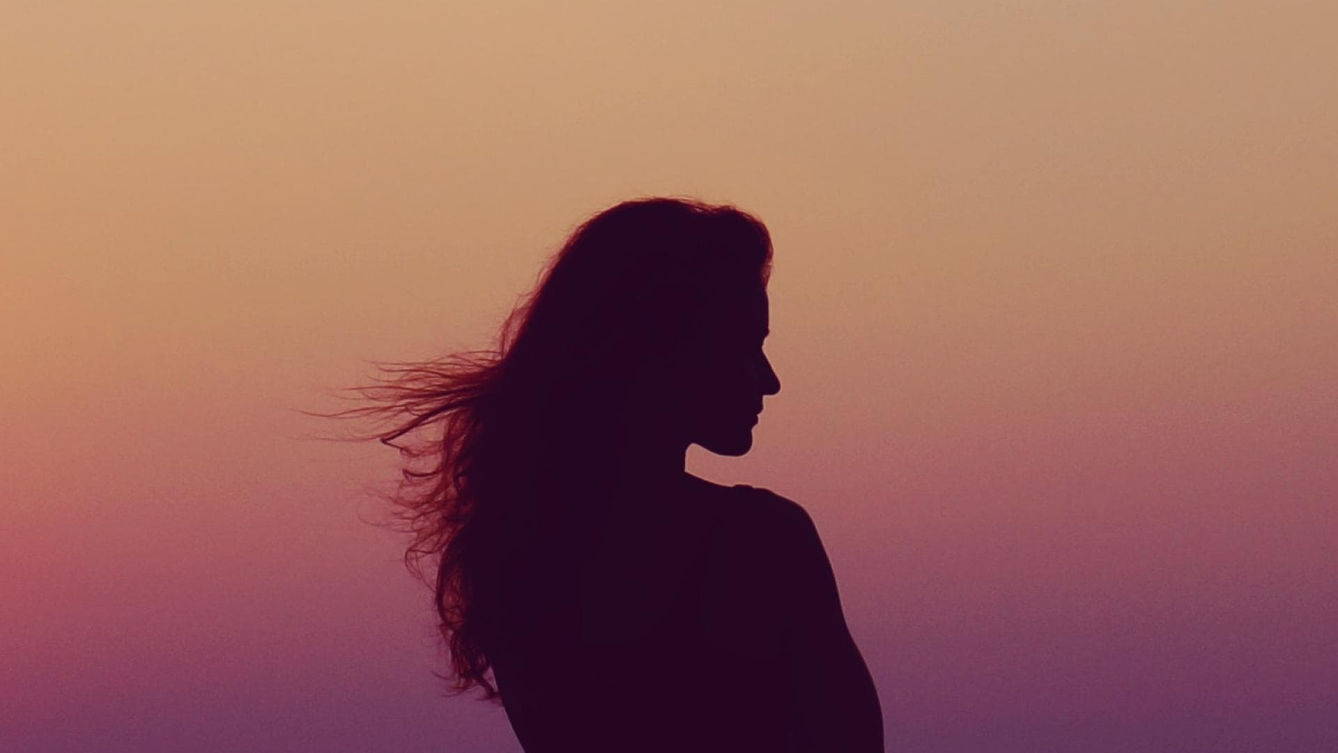 Frau bei Sonnenuntergang