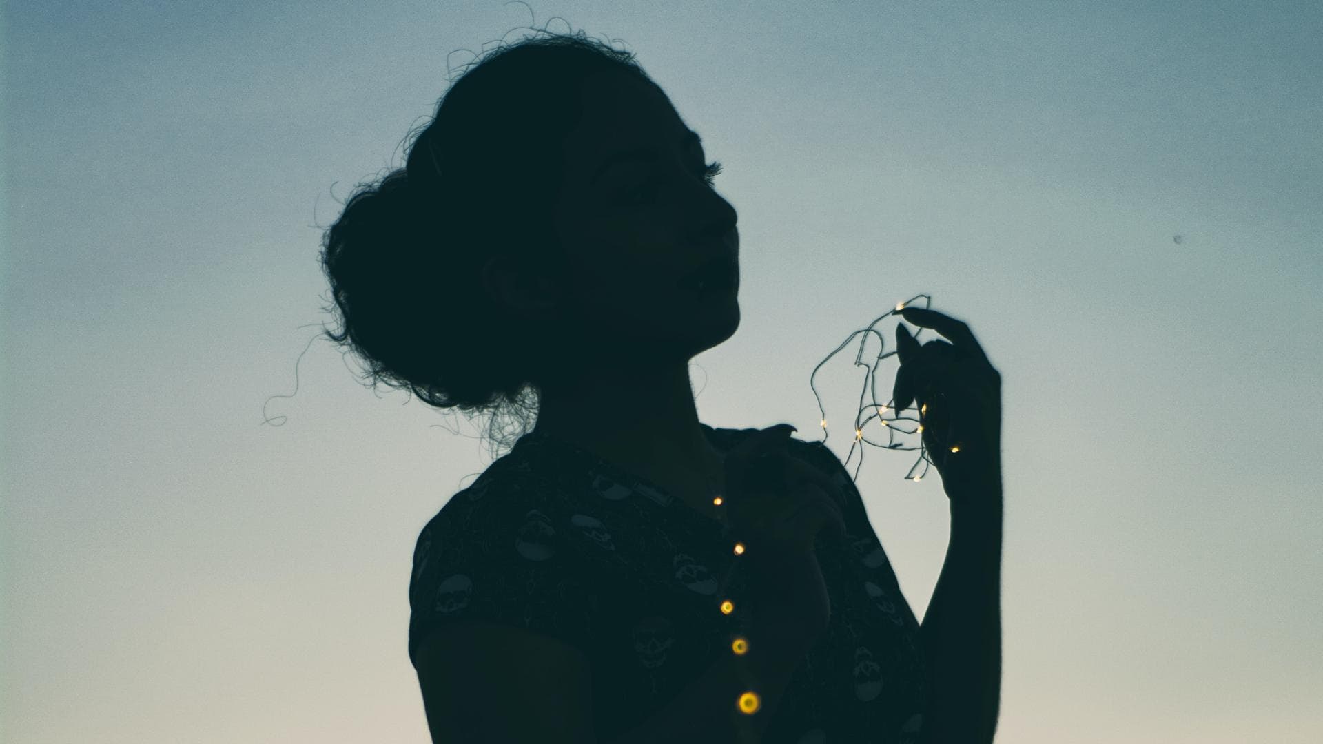 Frau mit Lichterkette