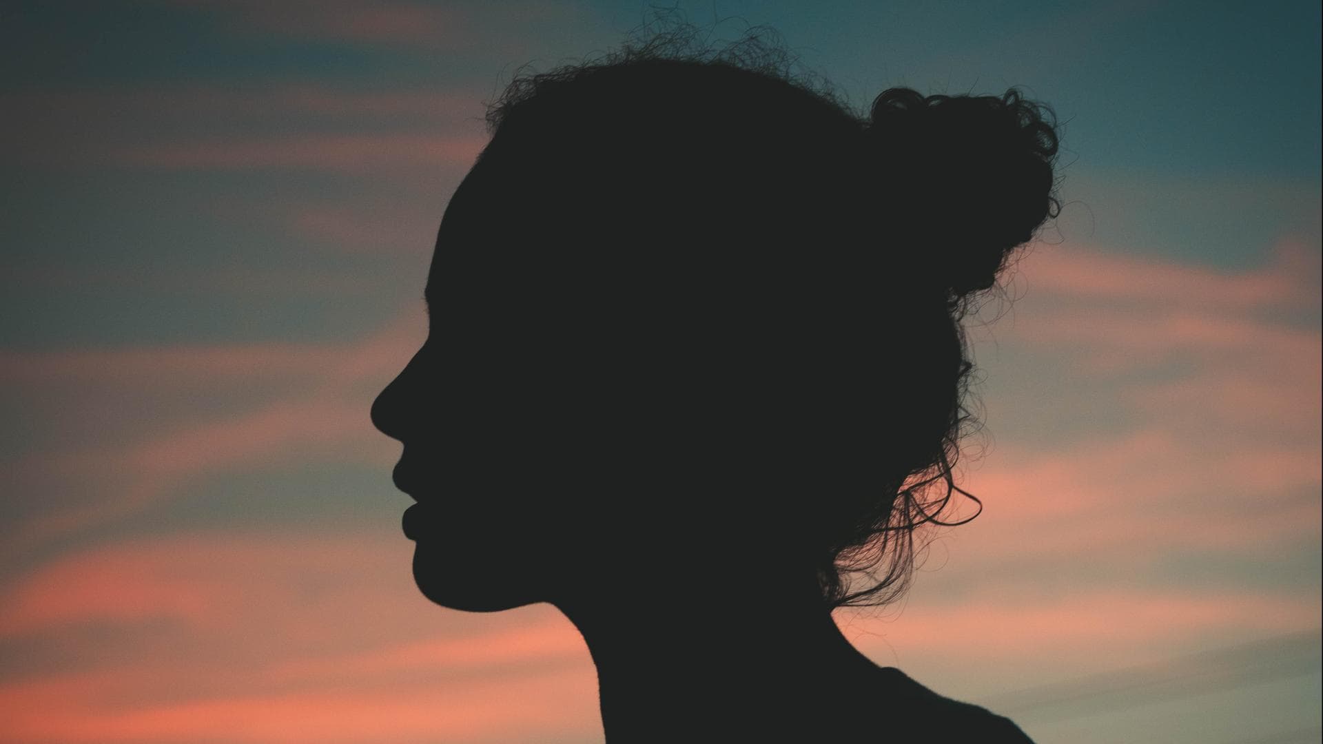 Silhouette einer Frau mit Dutt