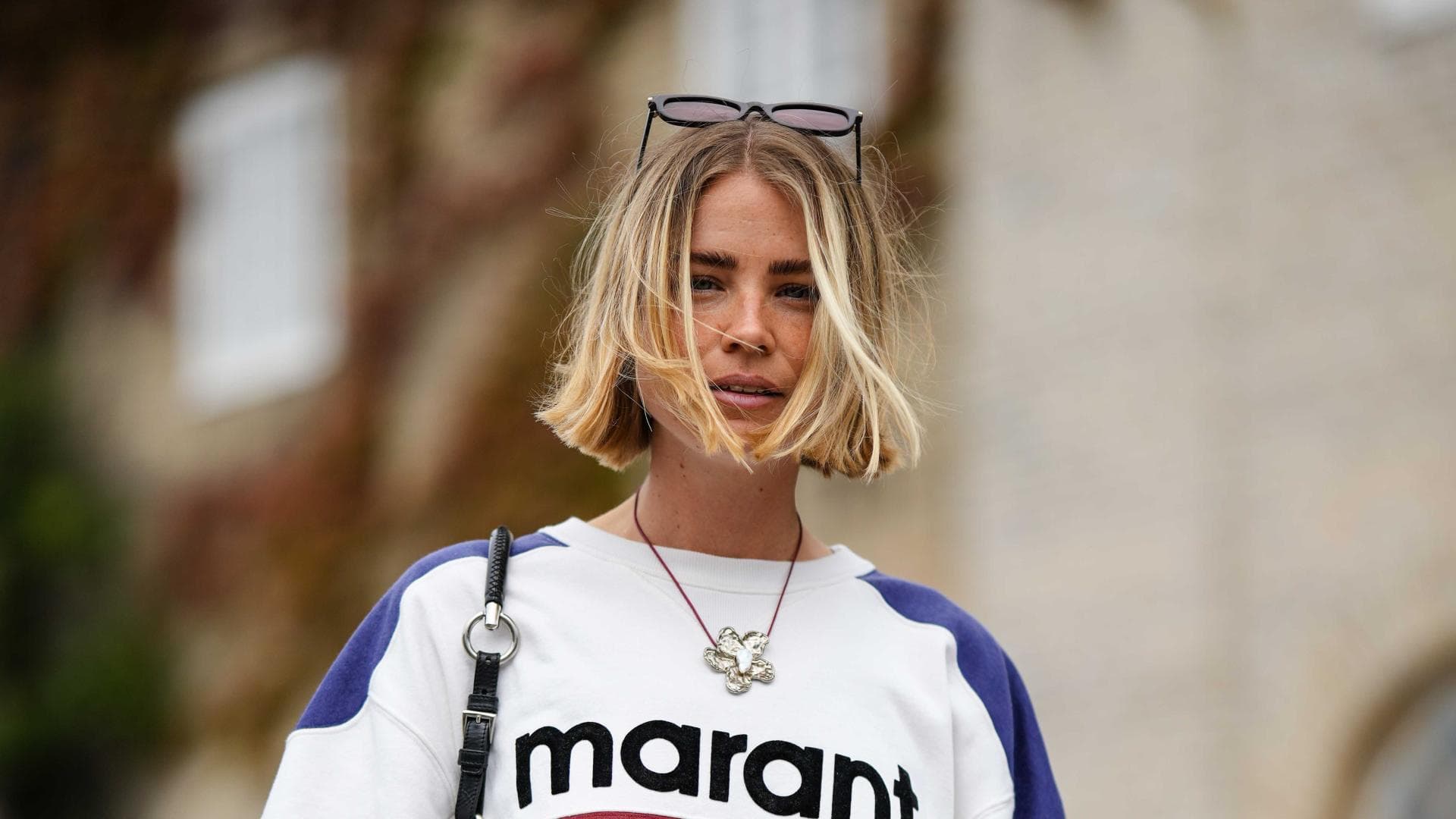 Frau trägt Long Bob