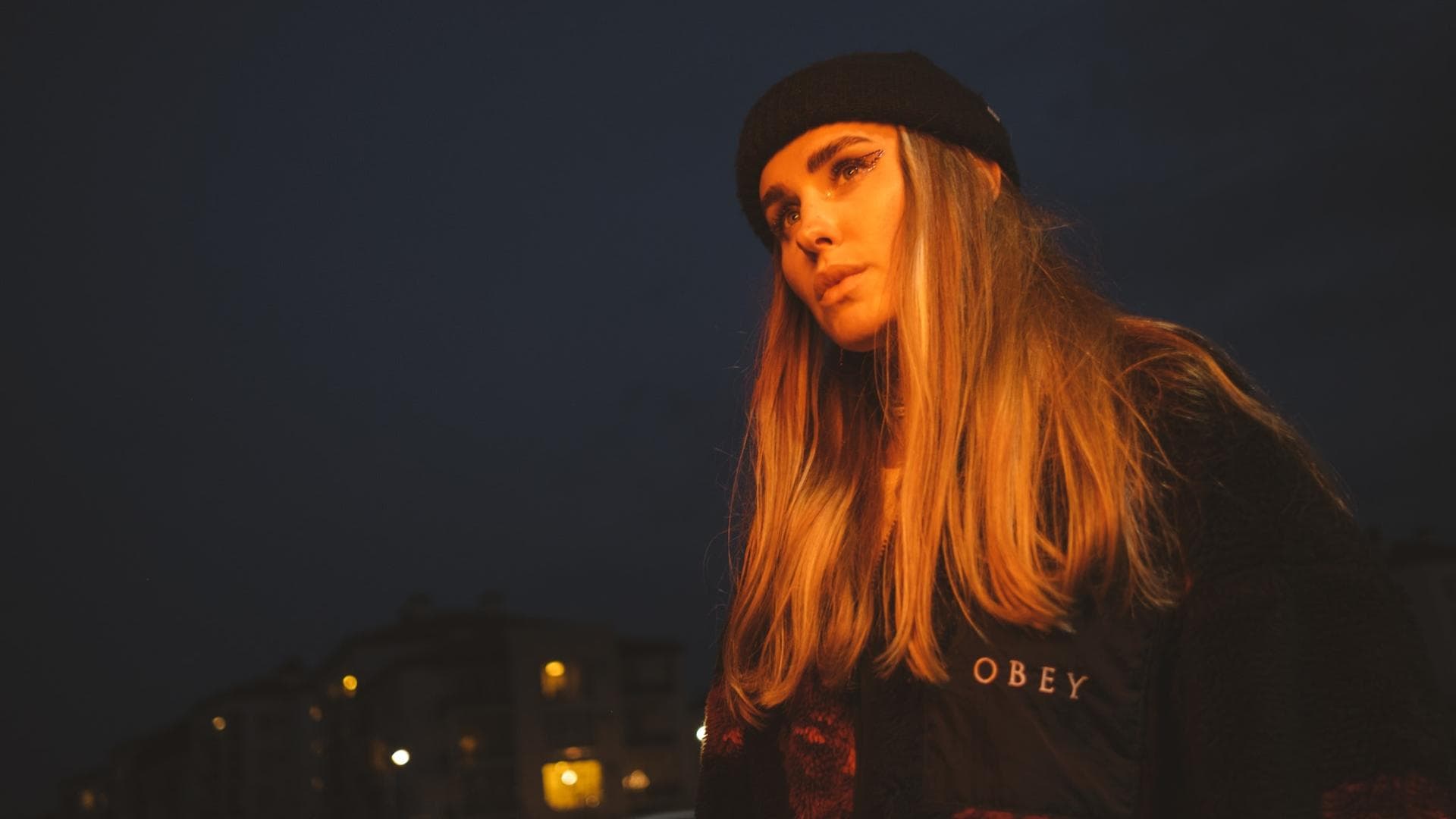 Frau mit Mütze in der Nacht