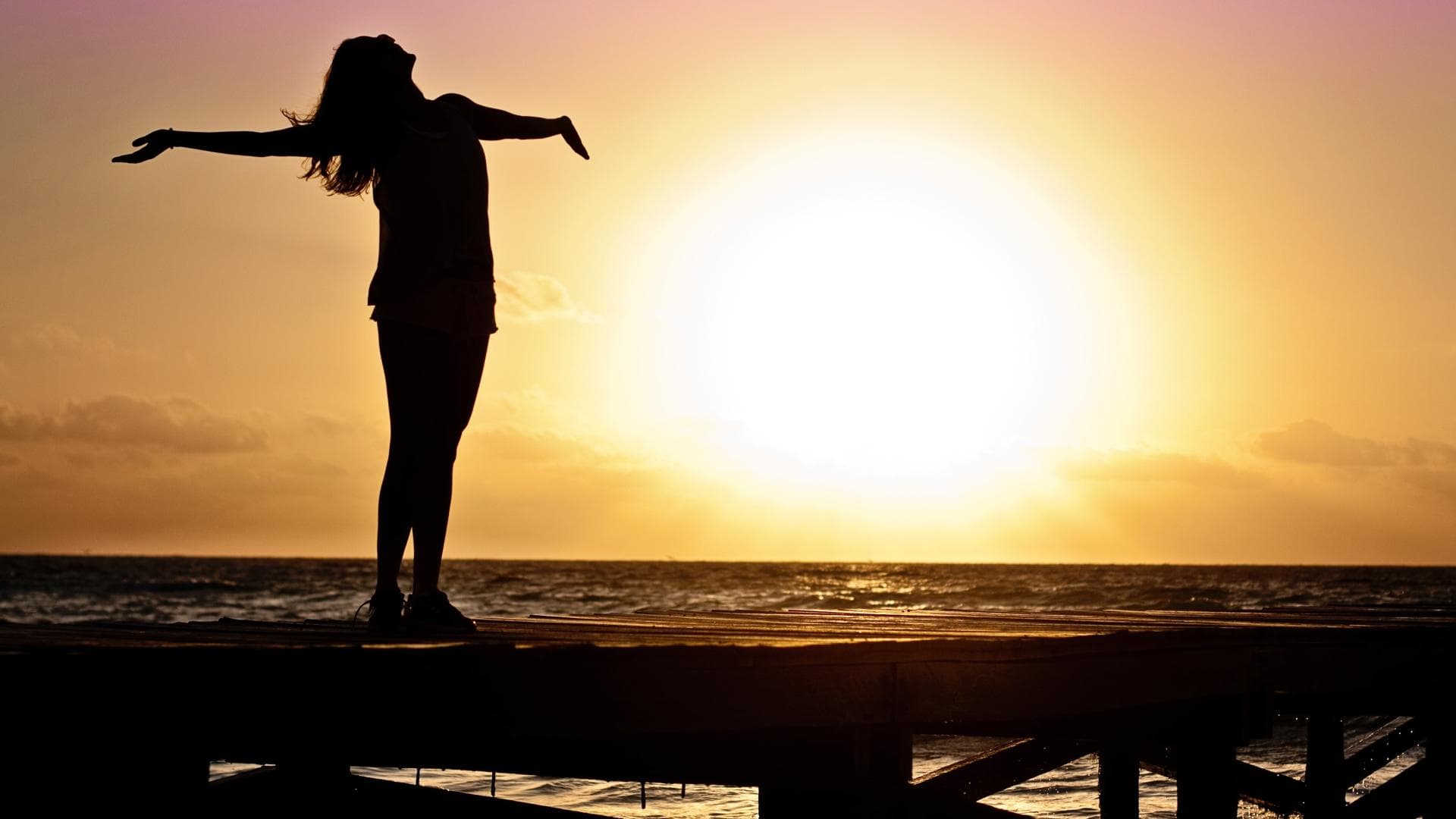 Silhouette einer Frau vor dem Sonnenaufgang