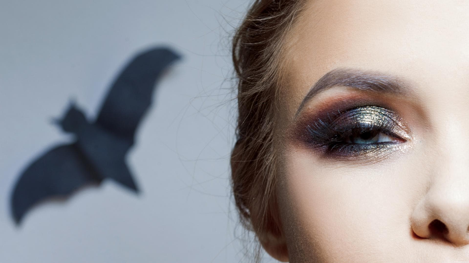 Frau mit Fledermaus-Make-up