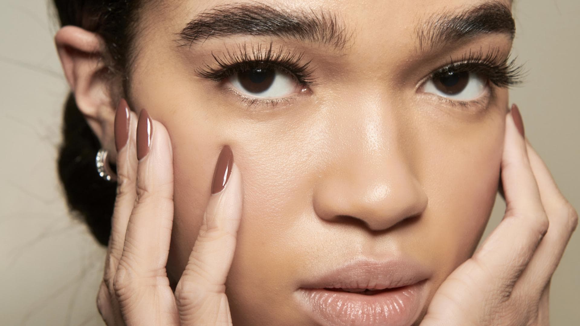 Versprochen! Dank dieser Drogerie-Mascara brauchst du nie wieder eine Wimpernzange