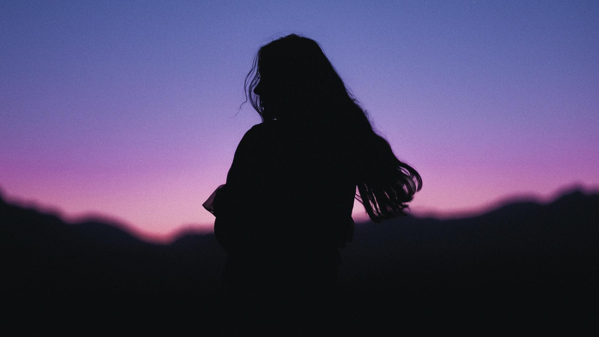 Silhouette einer Frau mit langen Haaren