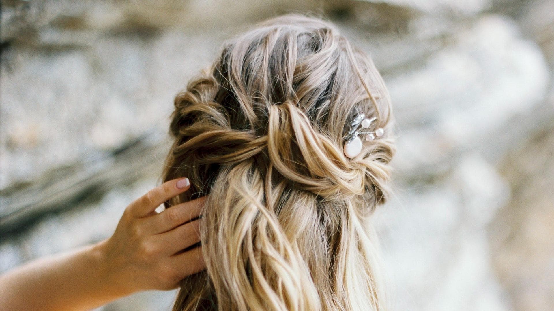 Half Updo Brautfrisur an langen, blonden Haaren