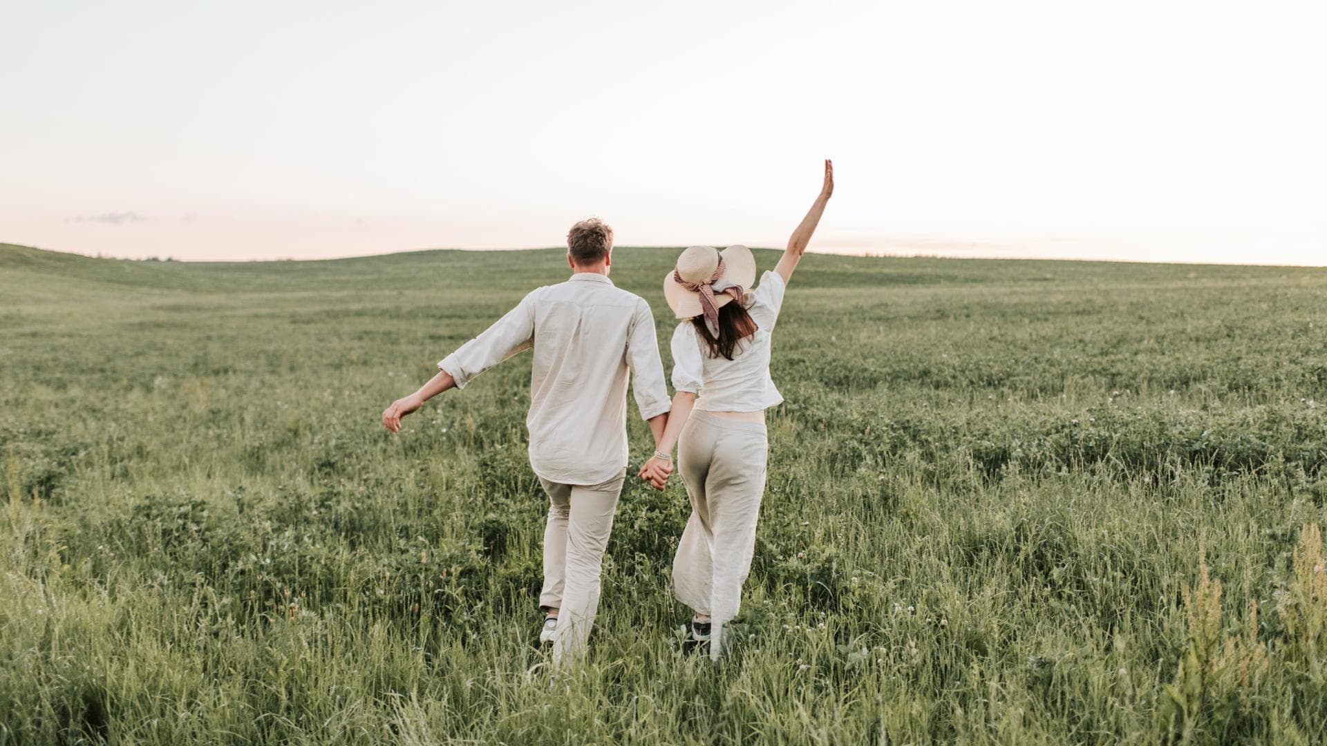 Mann und Frau auf einer Wiese