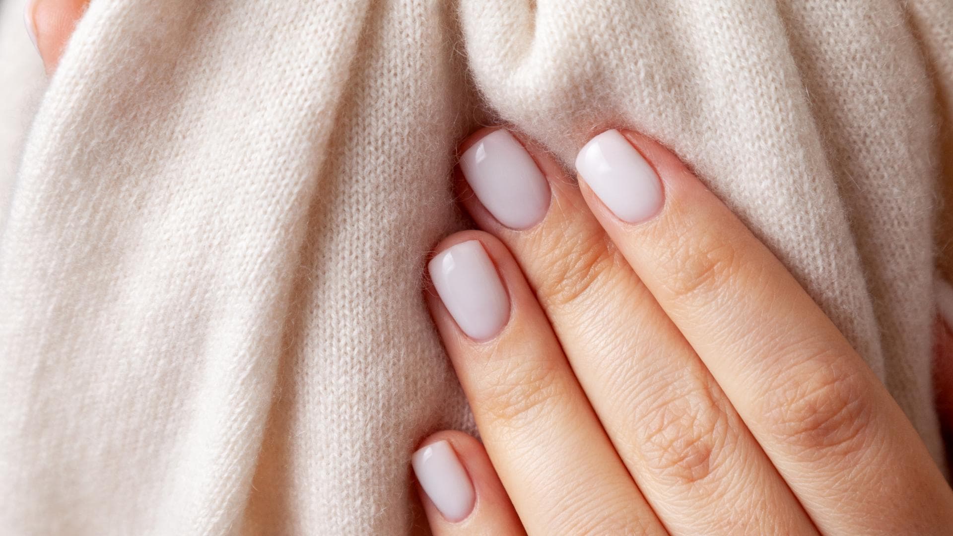 Hände halten Kaschmirstoff in Rose