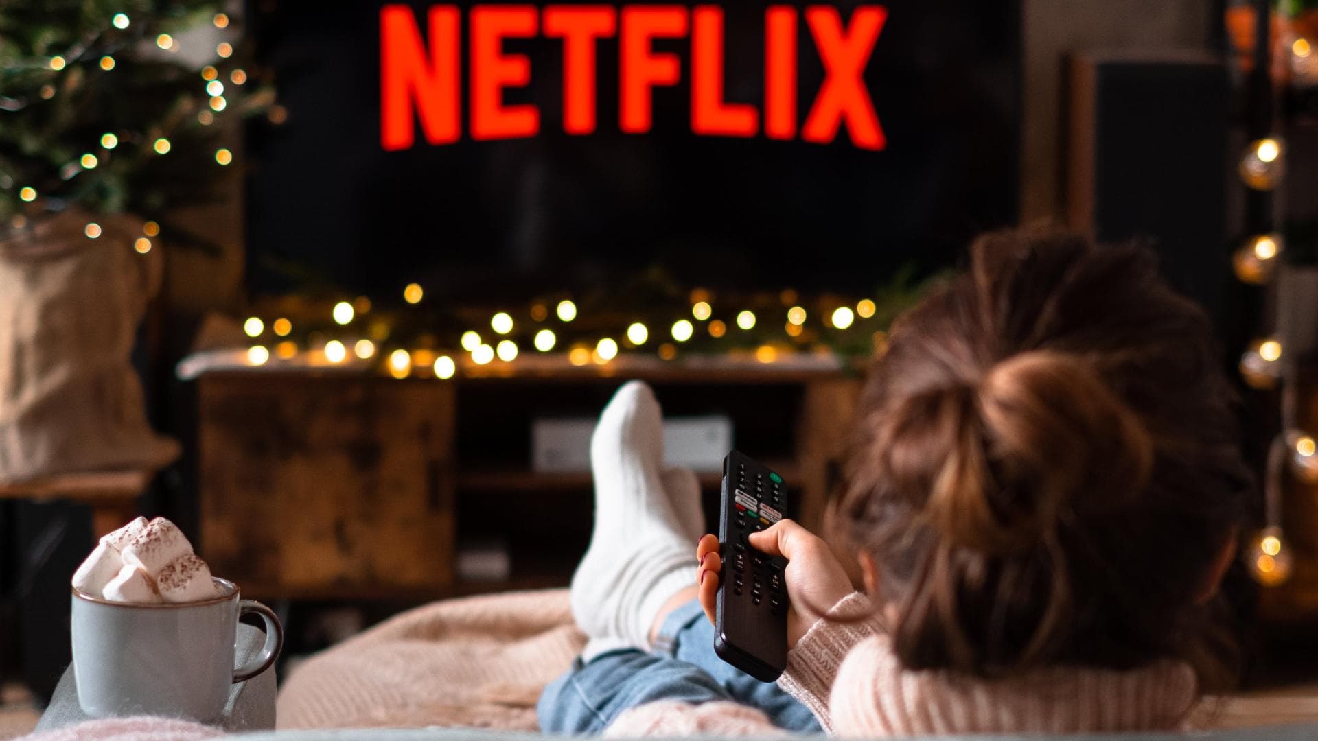 Frau die Netflix schaut