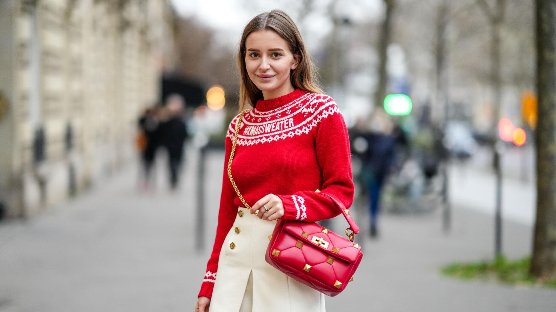 Frau mit rotem Pullover