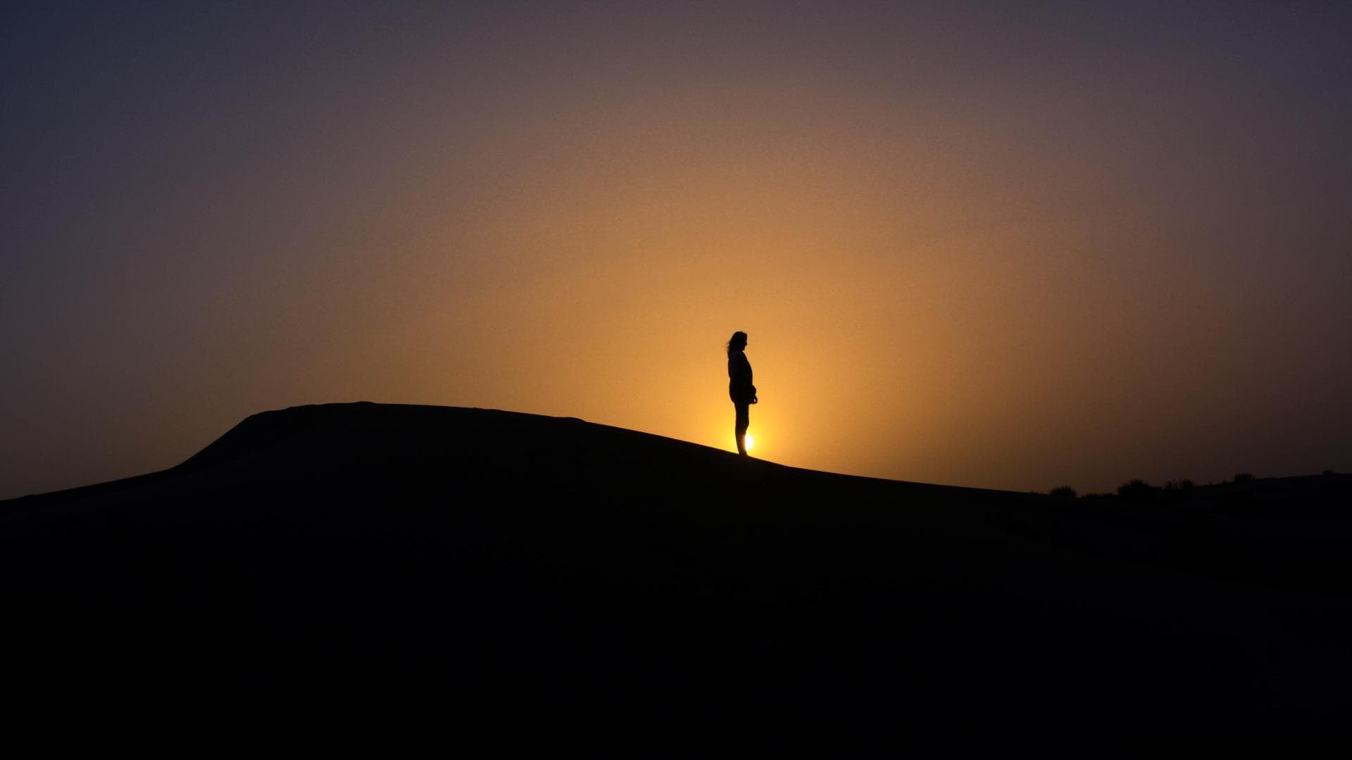 Frau vor Sonnenuntergang