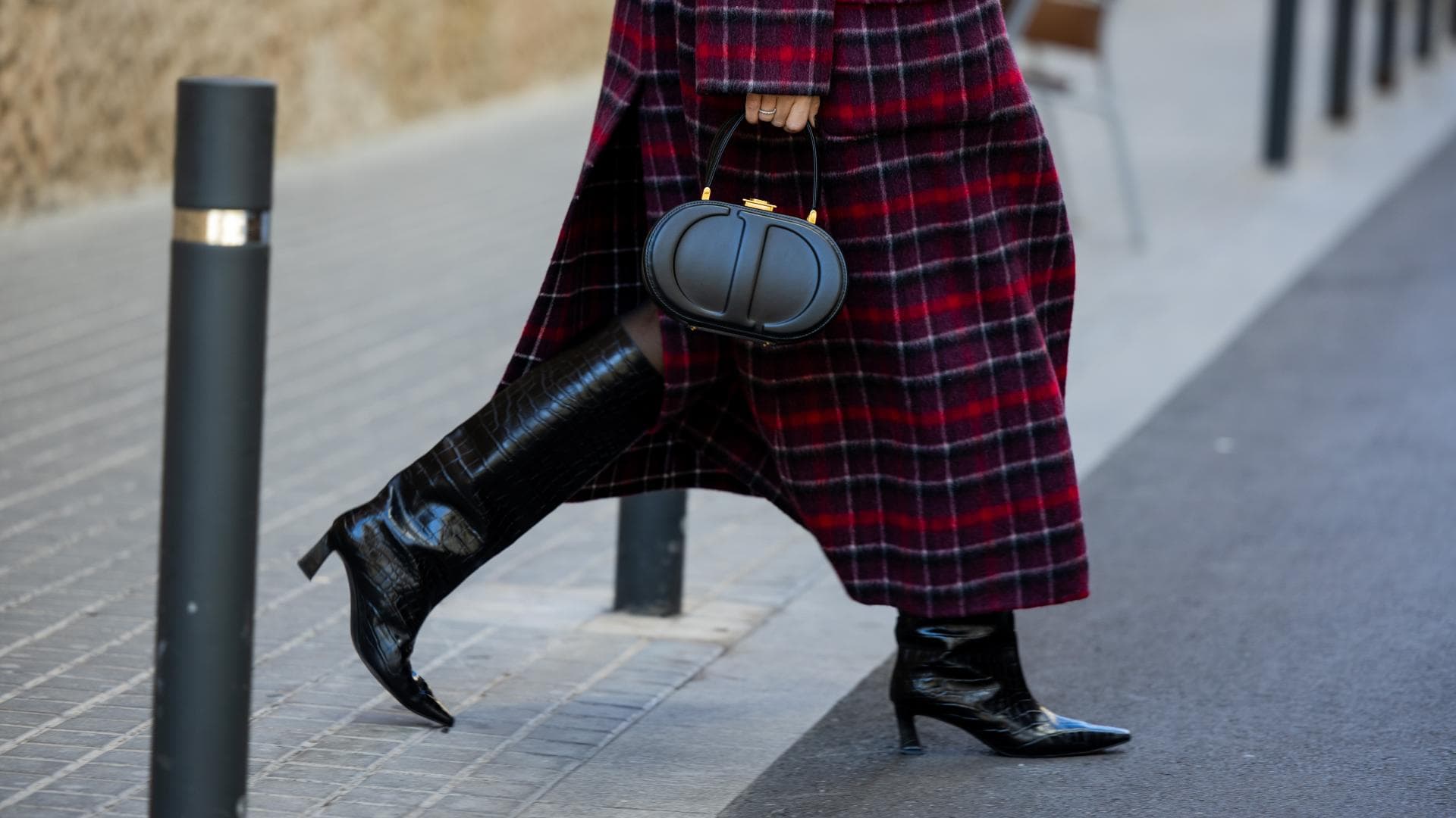 Frau mit Stiefel und rotem Mantel