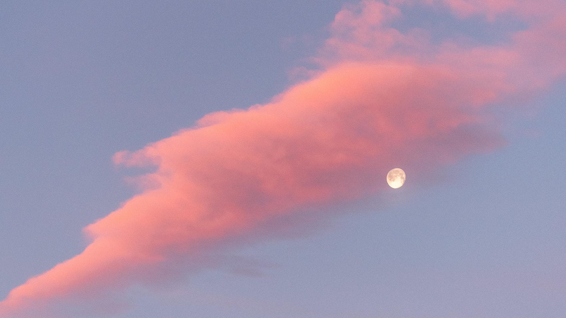 Vollmond bedeckt von rosafarbenen Wolken