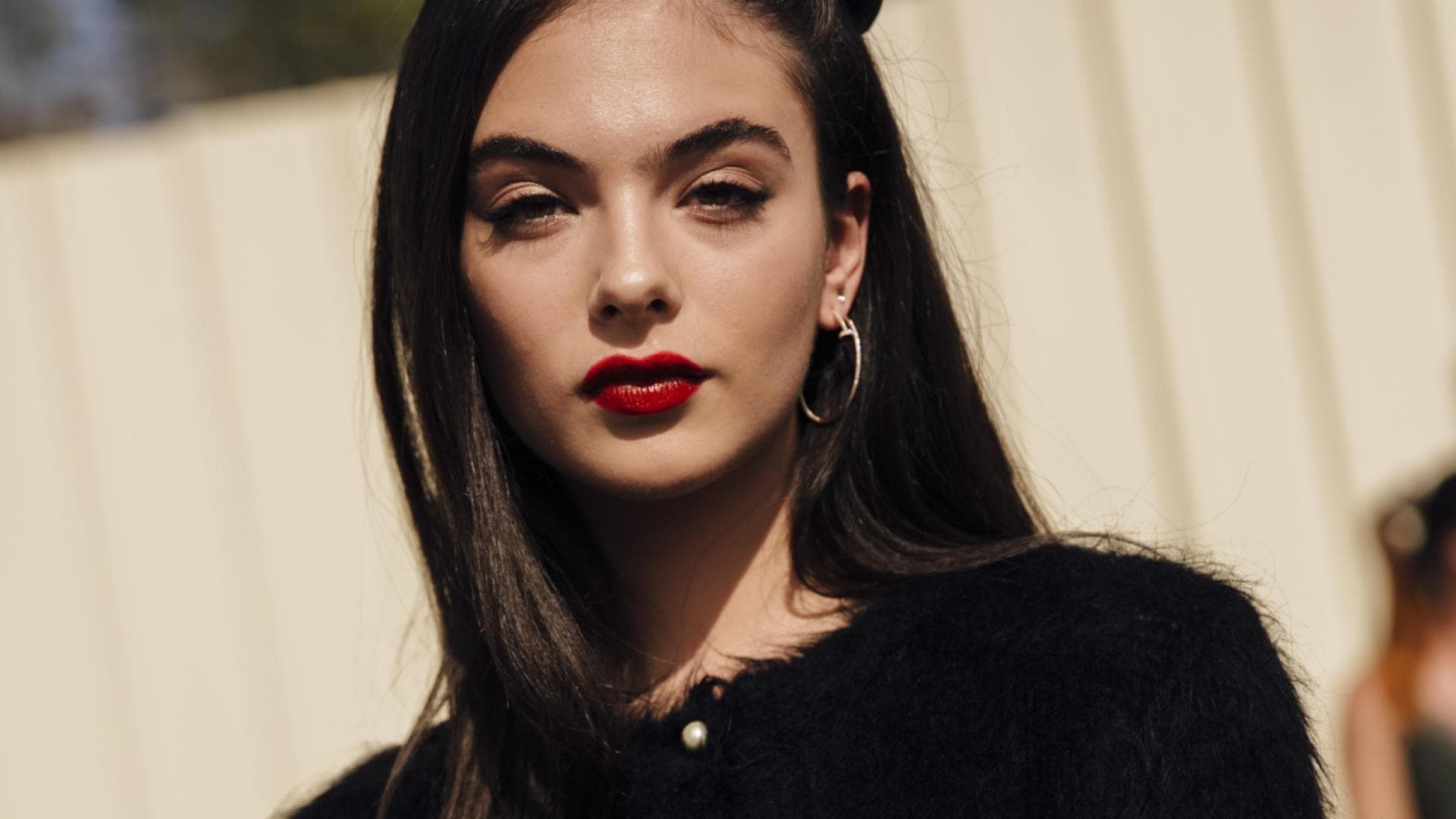 Frau mit schwarzer Schleife