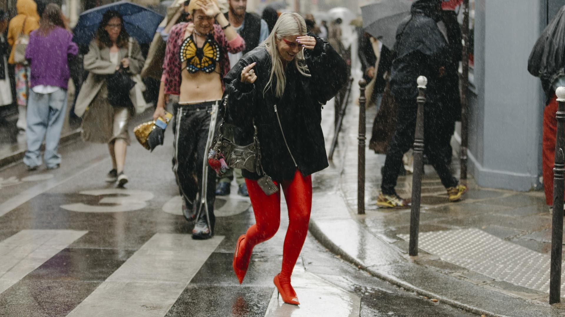 Frau trägt auf Paris Fashion Week rote Strumpfhose Streetstyle