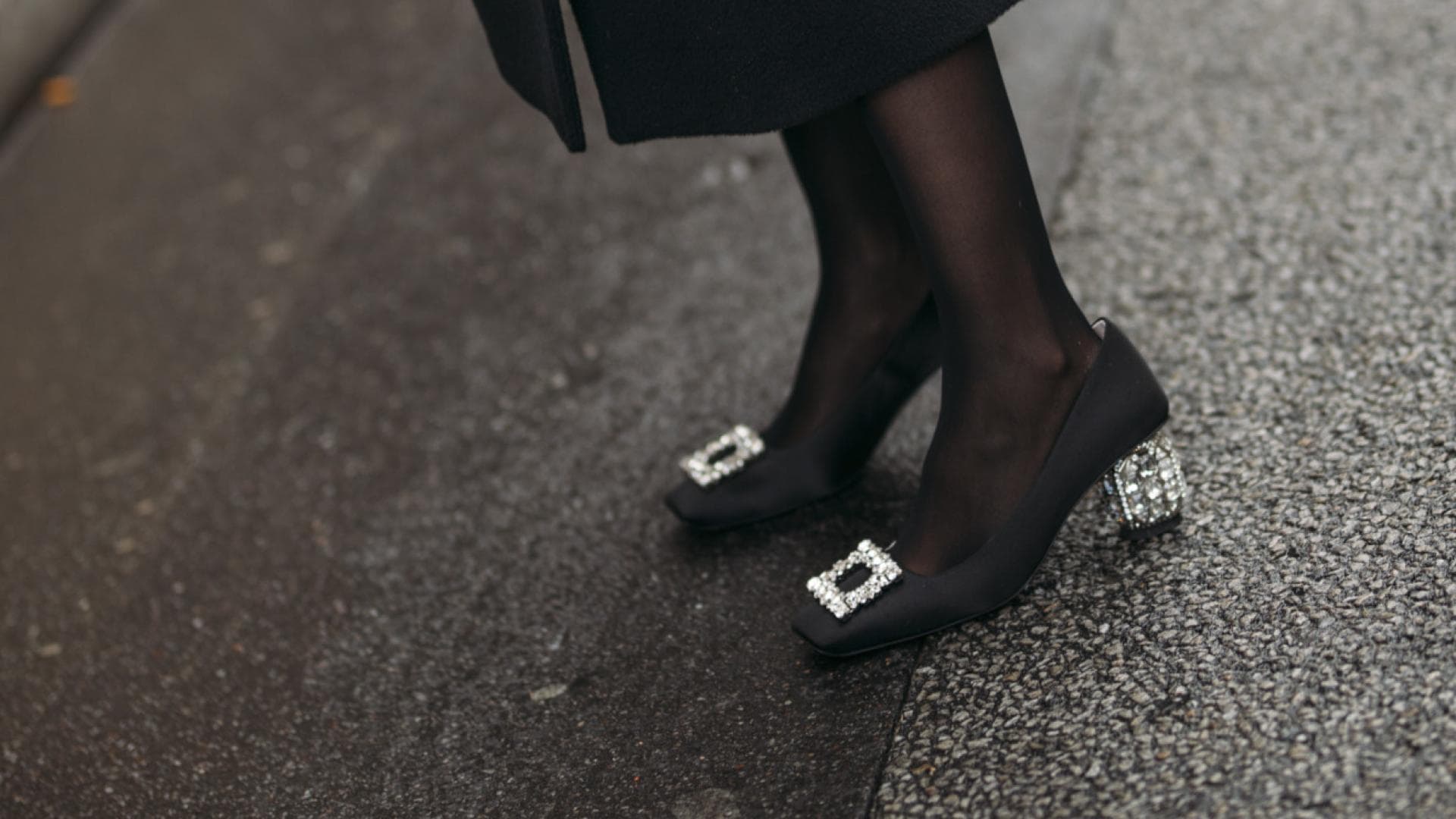 Frau in glamourösen Pumps 