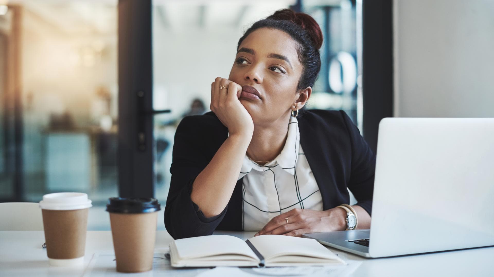Frau am Laptop auf der Arbeit