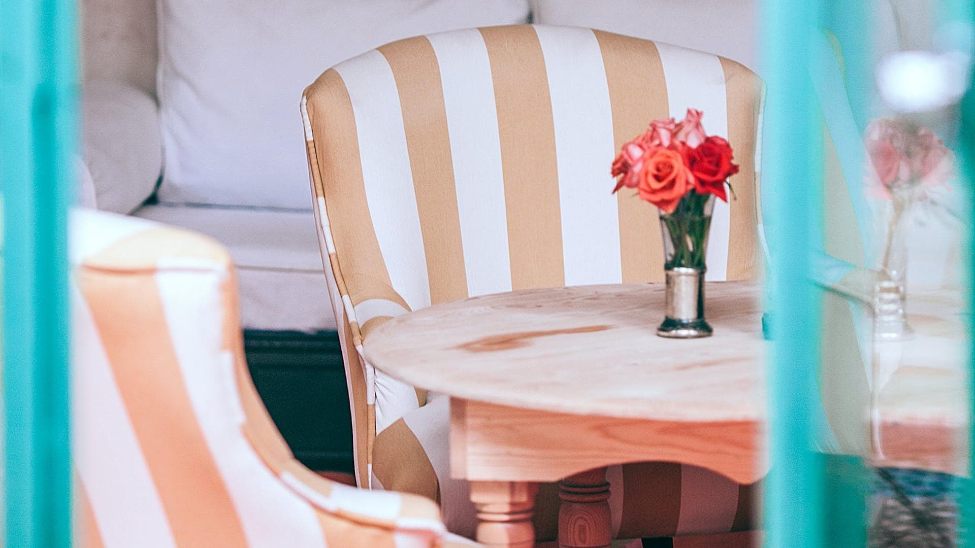 Elegante Sessel in der Farbe Peach Fuzz.