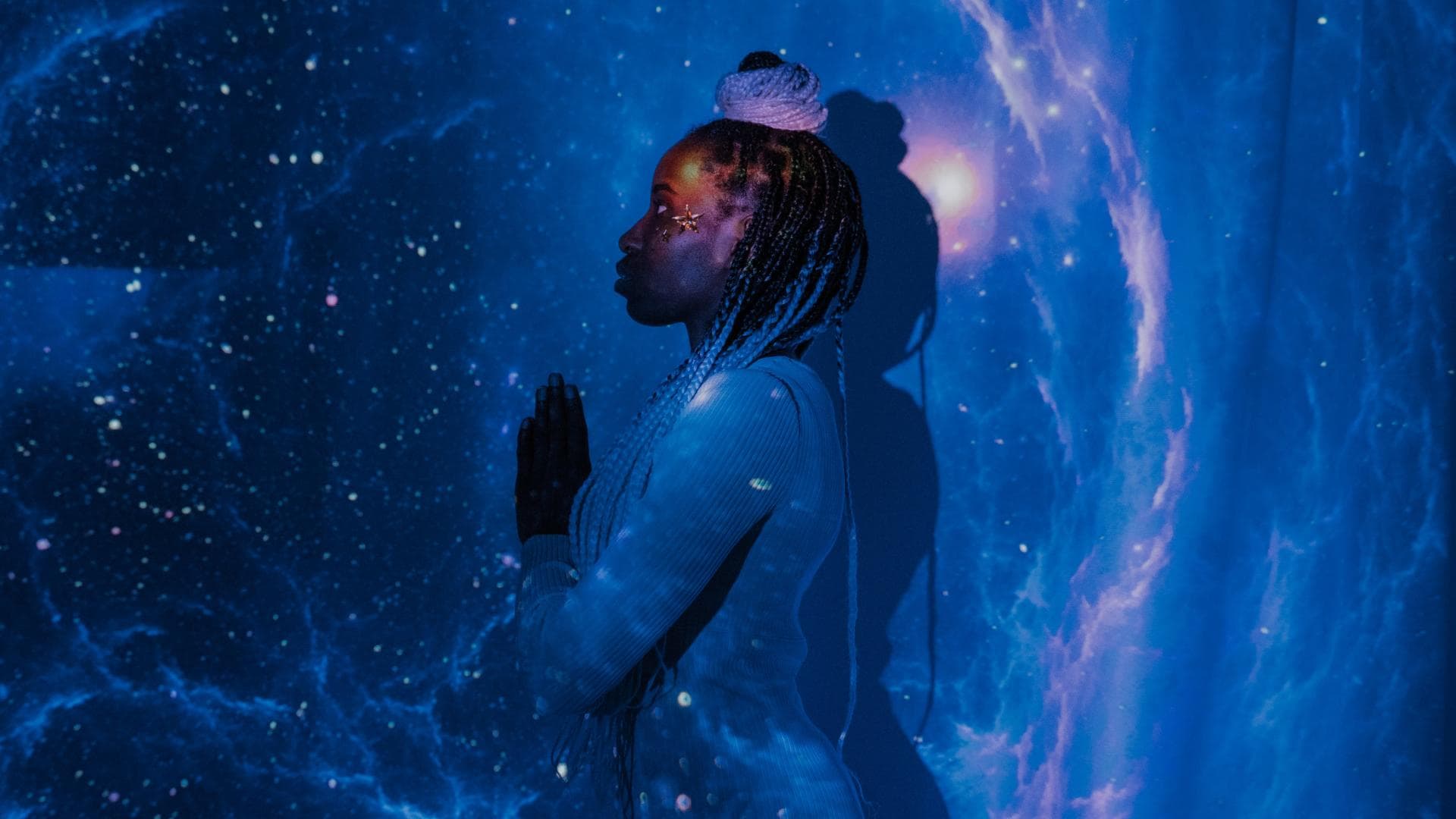 Frau vor blauem Universum-Hintergrund