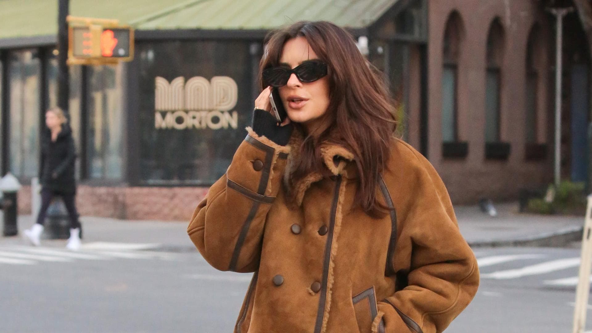 Emily Ratajkowski in schwarzen Puma-Sneakern