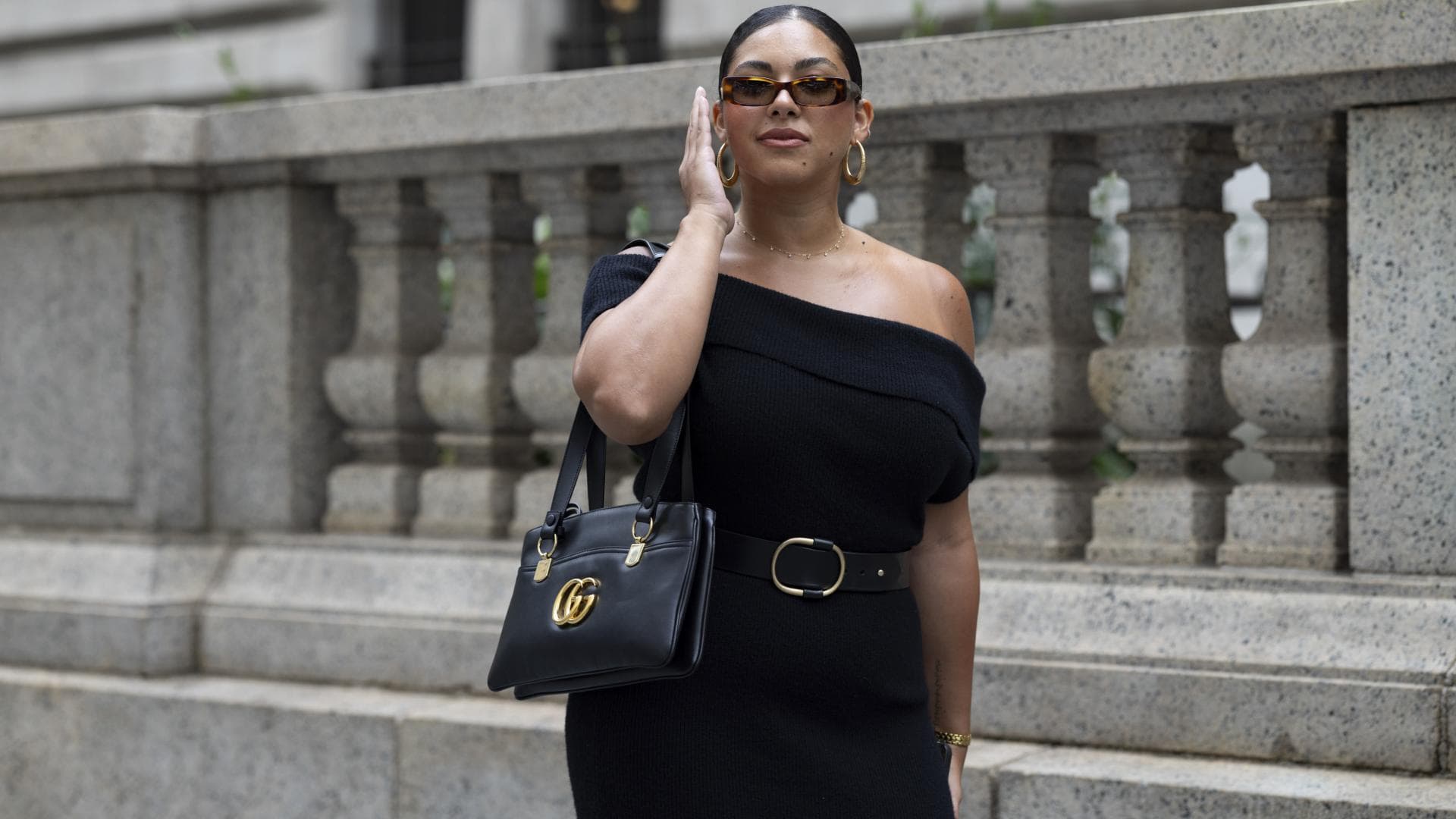 Frau mit goldenen Creolen